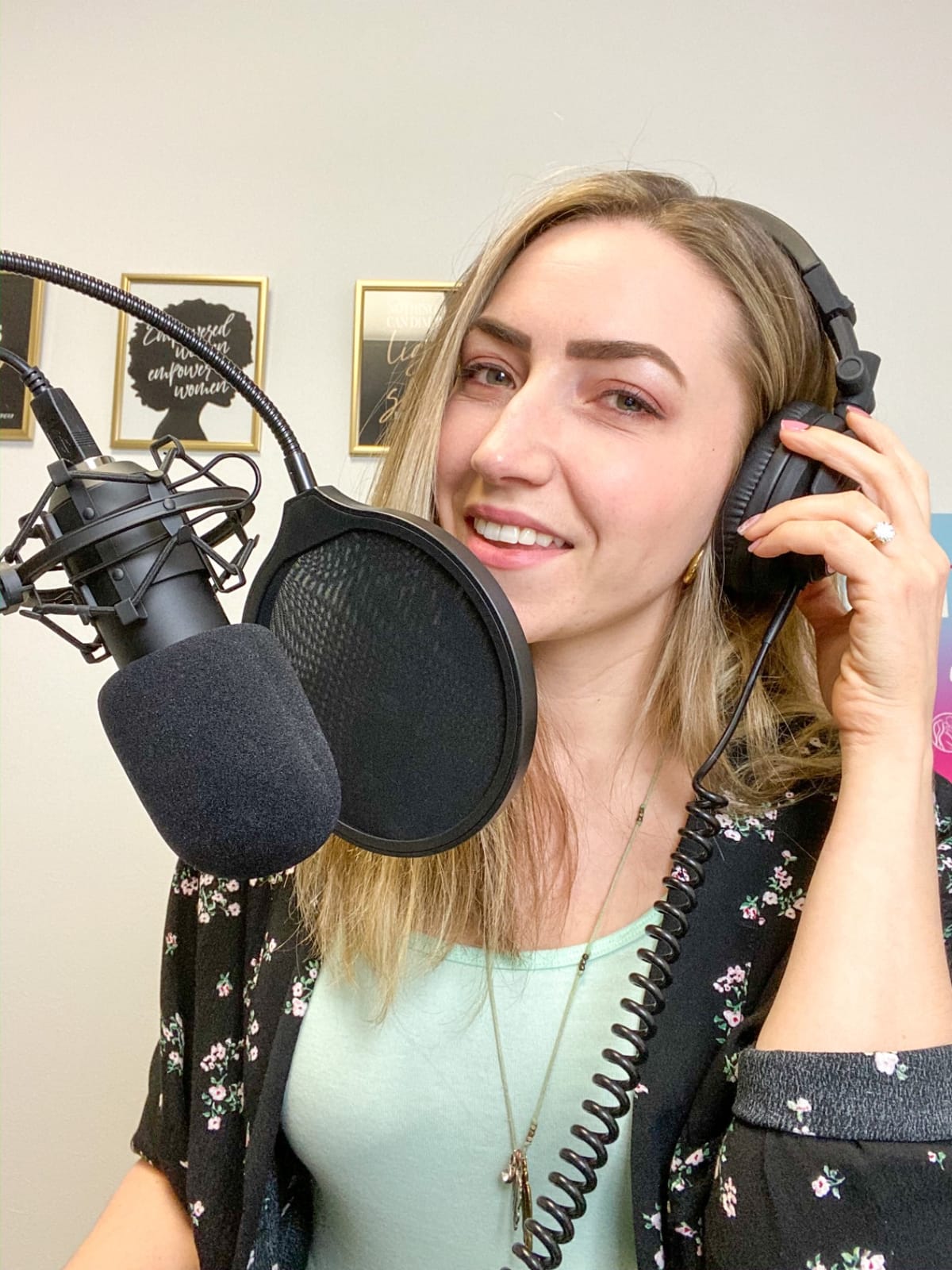 MAONO Microphone with Studio Headphone Set 192kHz/24bit Vocal Condenser Cardioid Podcast Mic Compatible with Mac and Windows, YouTube, Gaming, Live Streaming, Voice-Over (AU-A04H) customer photo 1