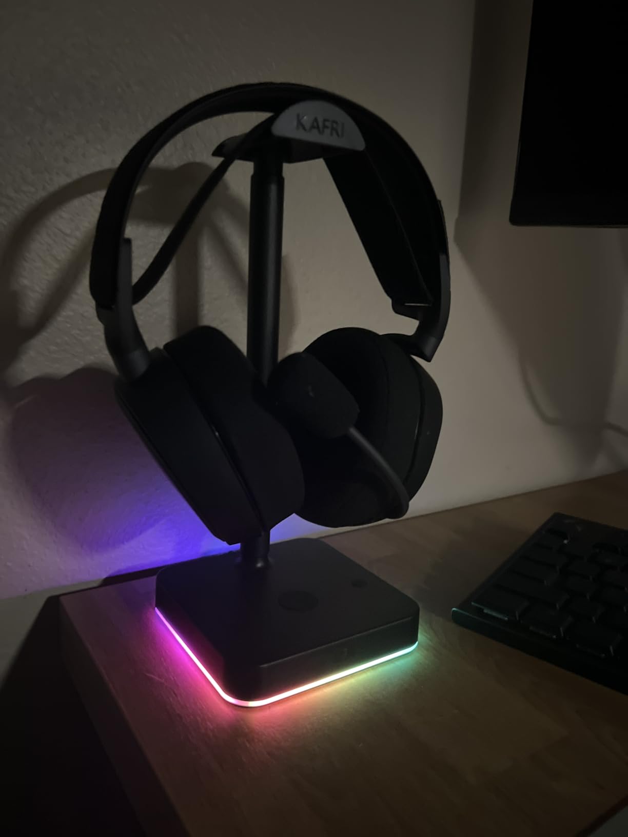 KAFRI RGB Headphone Stand with Wireless Charger Desk Gaming Headset Holder Hanger Rack with 10W/7.5W Fast Charge QI Wireless Charging Pad - Suitable for Gamer Desktop Table Game Earphone Accessories customer photo 1