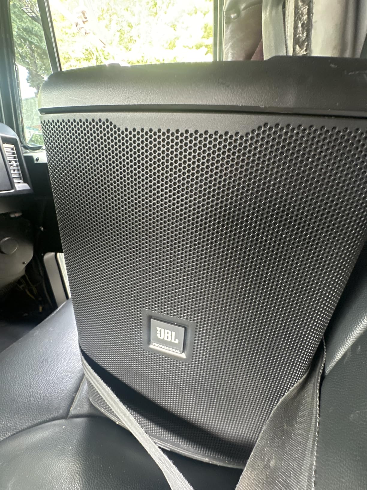 JBL Professional EON ONE Compact Ultra-Portable Battery Powered Wireless PA Speaker System with Bluetooth, Professional 4-Channel Mixer, and Lexicon Effects. Black customer photo 2