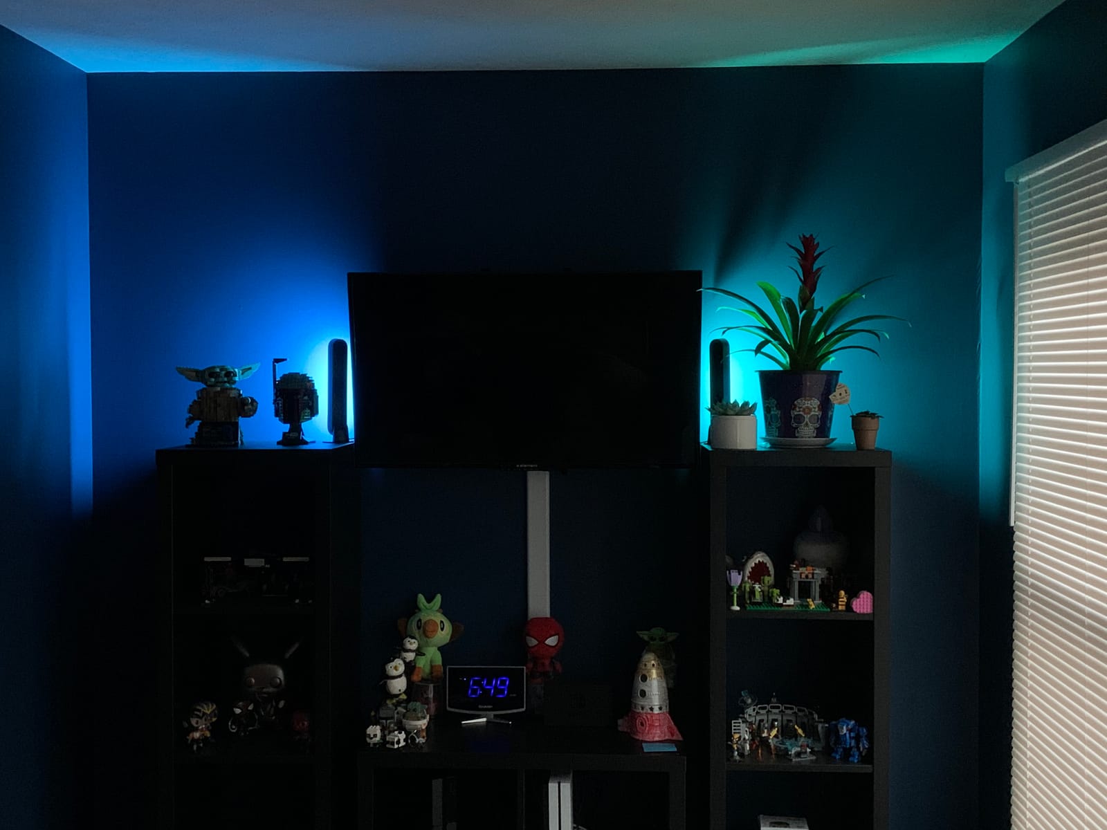 Philips Hue Smart Play Starter Kit - Two Black Hue Play Light Bars+Hue Bridge+Power Supply - For TV, Gaming and Room Decor, Control With App, Works With Voice Assistants customer photo 2