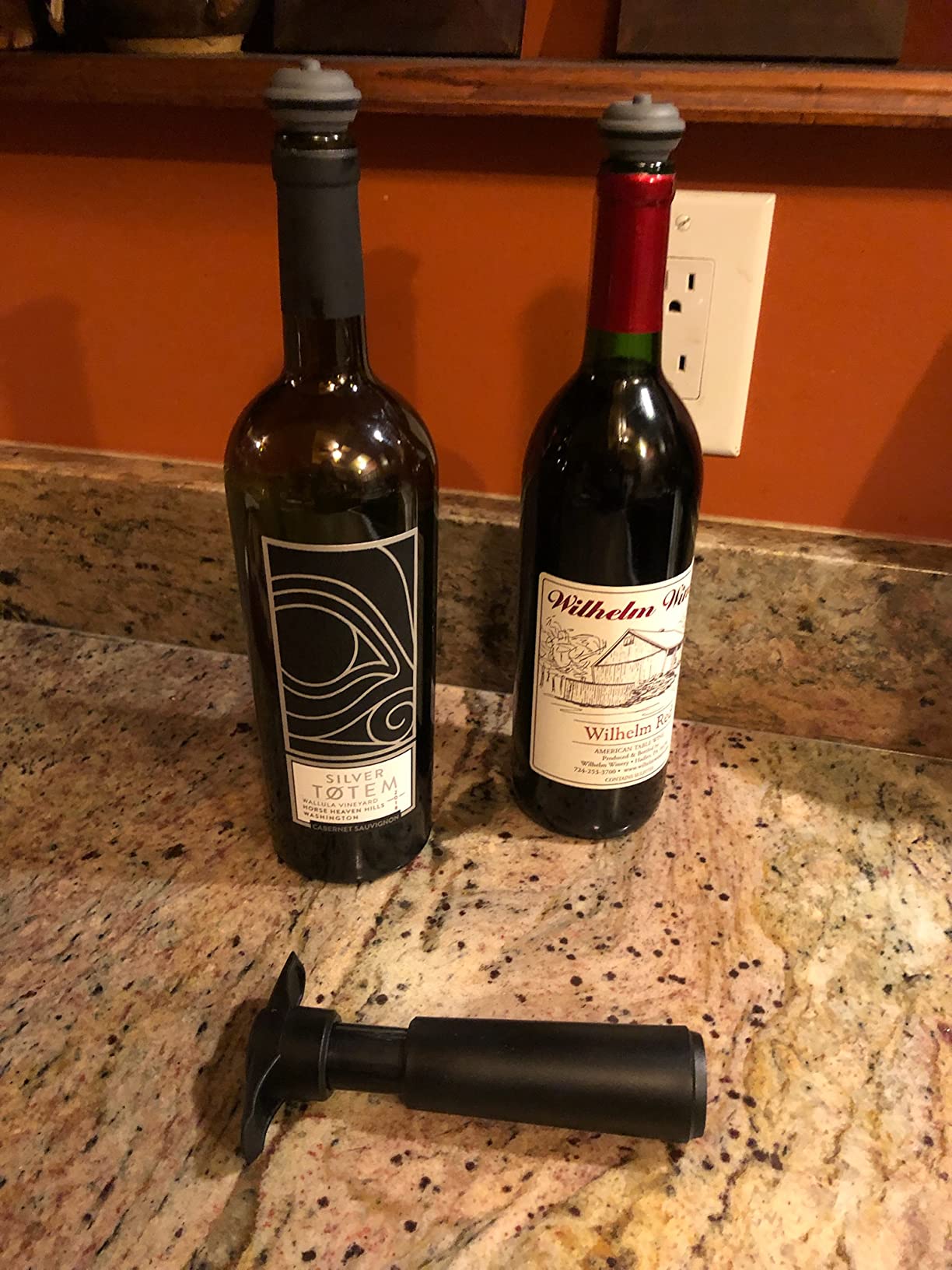 Vacu Vin Original Saver Wine Bottle Stopper - With 4 Vacuum Stoppers - Preserver Wine Stopper with Pump for Red or White Wine - Wine Accessories to Keep Wine Fresh - Airtight Seal Stoppers - Black customer photo 2