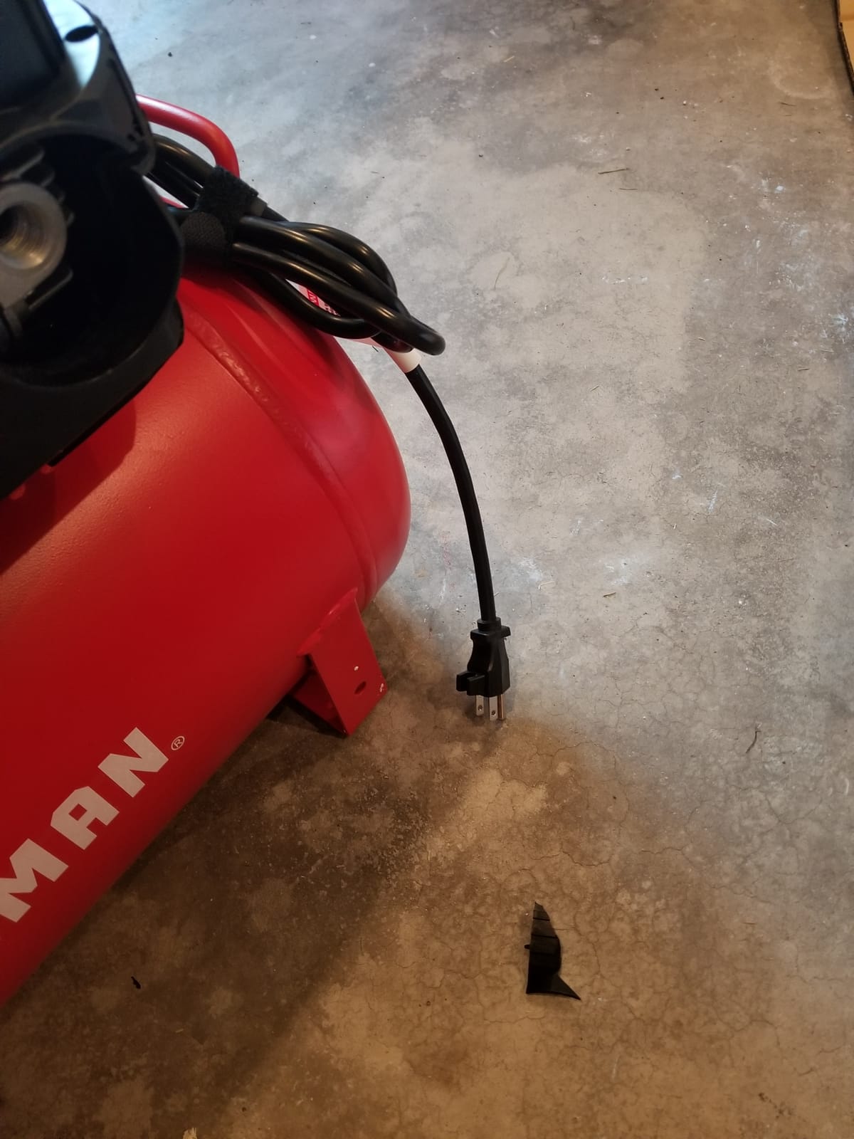 Craftsman 10-Gallon Air Compressor, 1.8 HP, Max 175 PSI, 4.0 CFM @ 90PSI, 5.0 CFM@40PSI, Oil-Free, Quiet Shop Air Compressor with Wheels for Spraying Pneumatic Tool, Model: CMXECXA0201041 customer photo 1