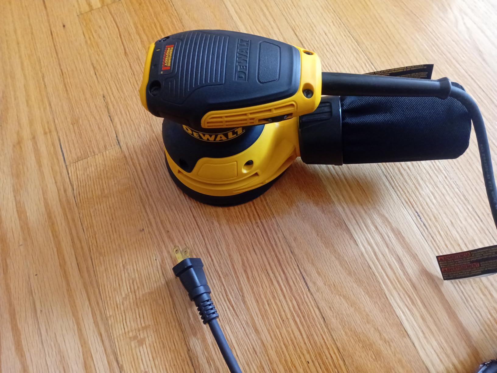DEWALT Random Orbit Sander, Variable Speed, 5-Inch (DWE6423), Power Source Corded Electric customer photo 1