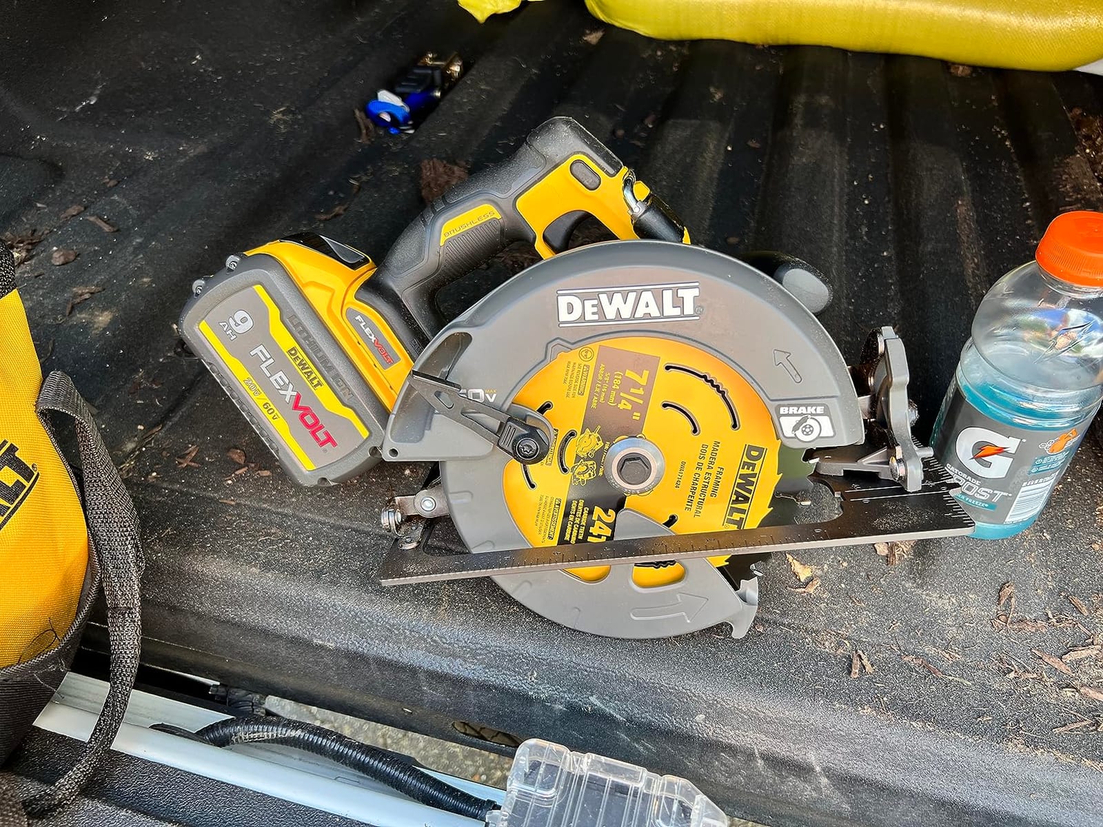 DEWALT FLEXVOLT 60V MAX* Circular Saw with Brake, 7-1/4-Inch, Tool Only (DCS578B) customer photo 1
