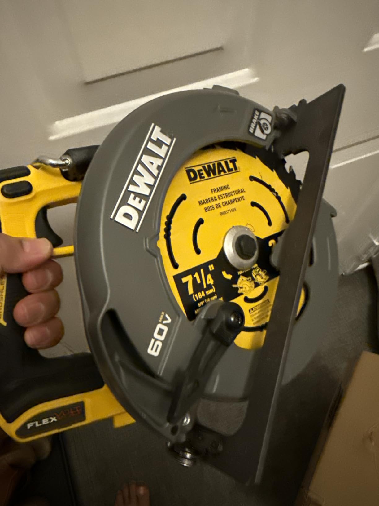 DEWALT FLEXVOLT 60V MAX* Circular Saw with Brake, 7-1/4-Inch, Tool Only (DCS578B) customer photo 2