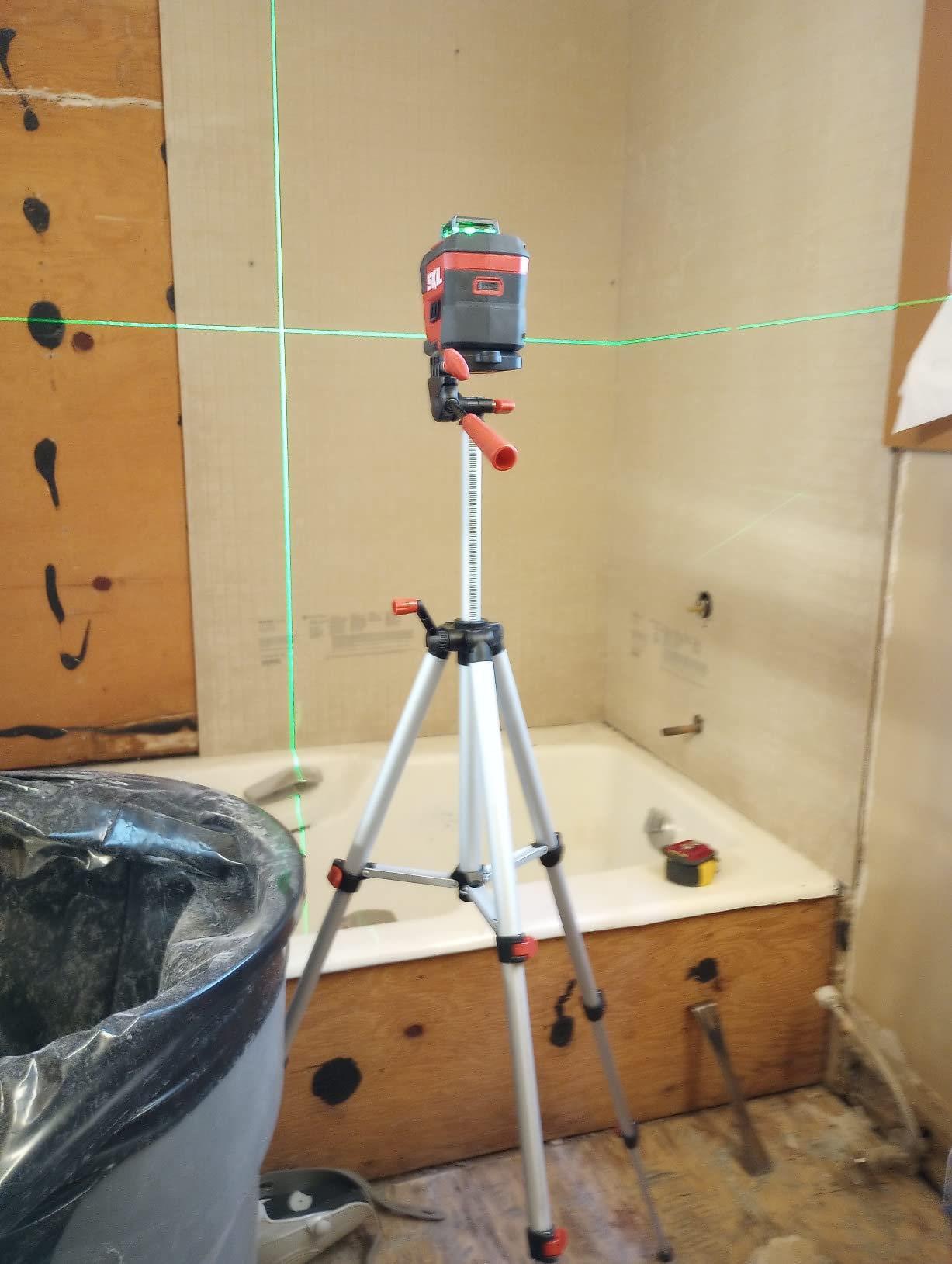 SKIL 100ft Self-Leveling Green Cross Line Laser with Rechargeable Battery, Tripod & Bag - LL9322G-01 customer photo 1