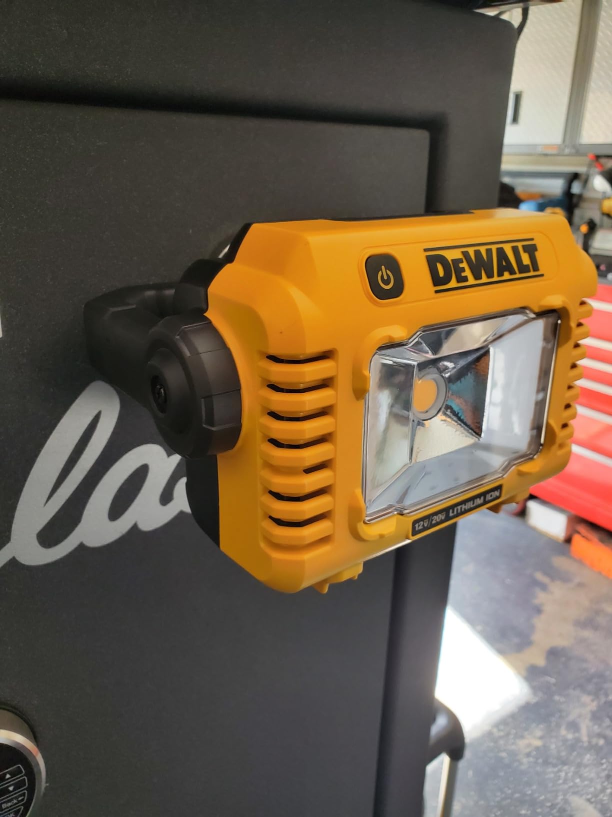 DEWALT 12V/20V MAX LED Work Light, Compact with 360 Degree Rotating Handle, 2000 Lumens of Brightness, Cordless, Bare Tool Only (DCL077B) customer photo 2