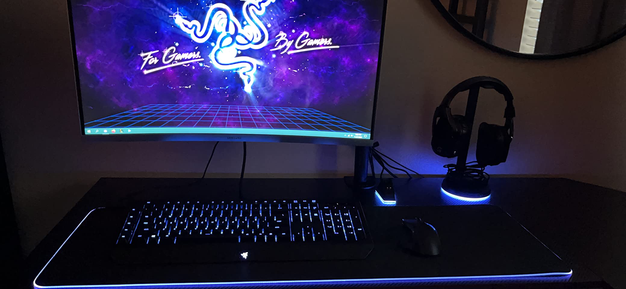 Razer Base Station V2 Chroma Headphone Headset Stand Holder: Chroma RGB Lighting - Taller Stand & Anti-Slip Ledge - USB Charging Ports - Anti-Slip Rubber Base - 3.5mm Port + Built-in DAC - Black customer photo 1