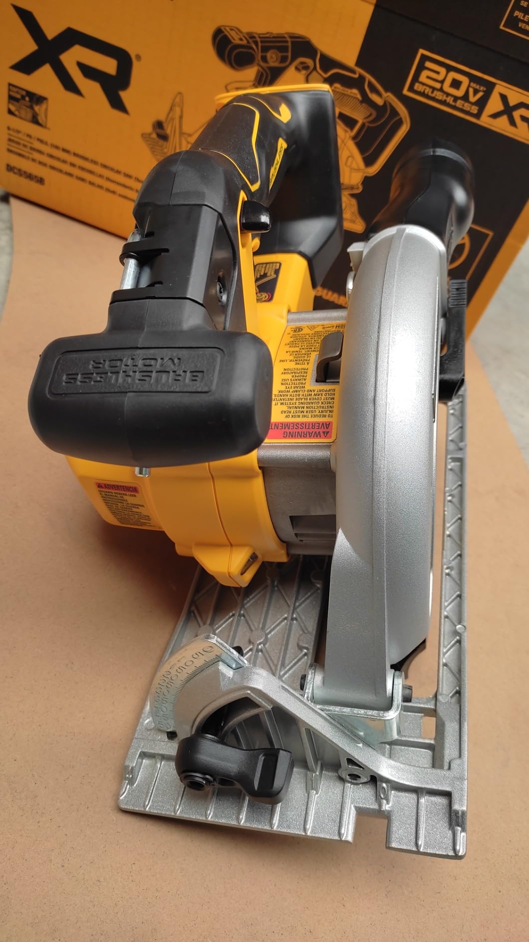 DEWALT 20V MAX* 6-1/2 in. Brushless Cordless Circular Saw, Tool Only (DCS565B) customer photo 2