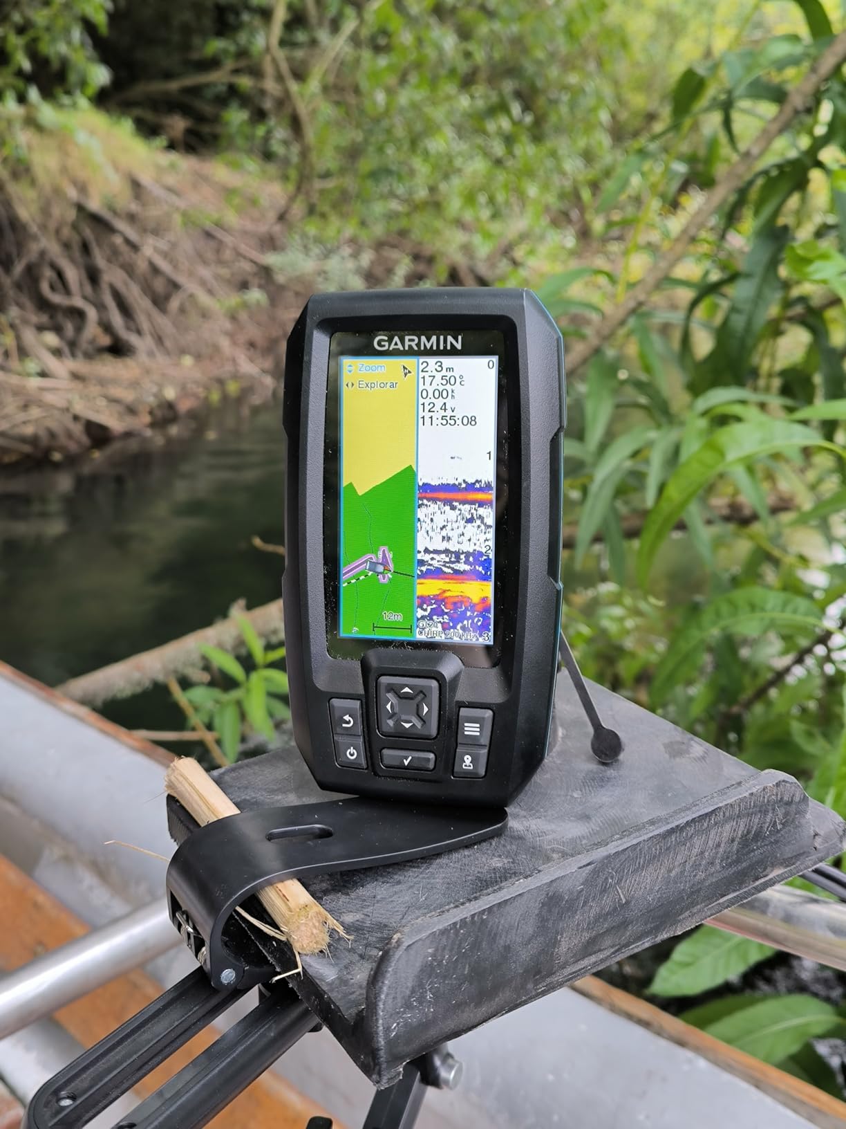 Garmin Striker Vivid 4cv Fishfinder with Transducer - 4-inch LCD Display - Easy-to-Use Scanning Sonar - Color Palettes, 11.2 Ounces (010-02550-00) customer photo 2