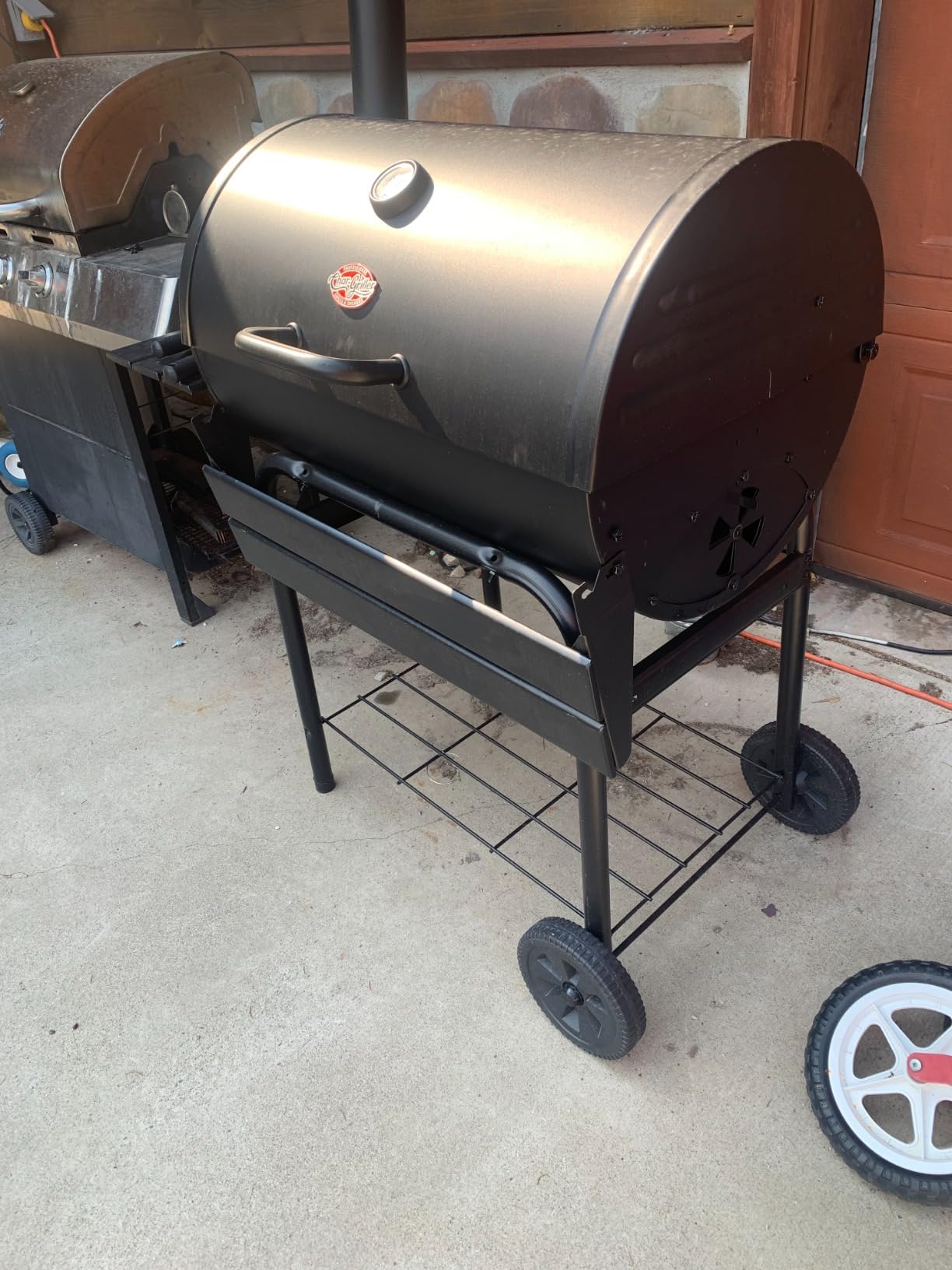 Char-Griller Pro Deluxe Charcoal Barrel Grill, Model E2827 customer photo 2