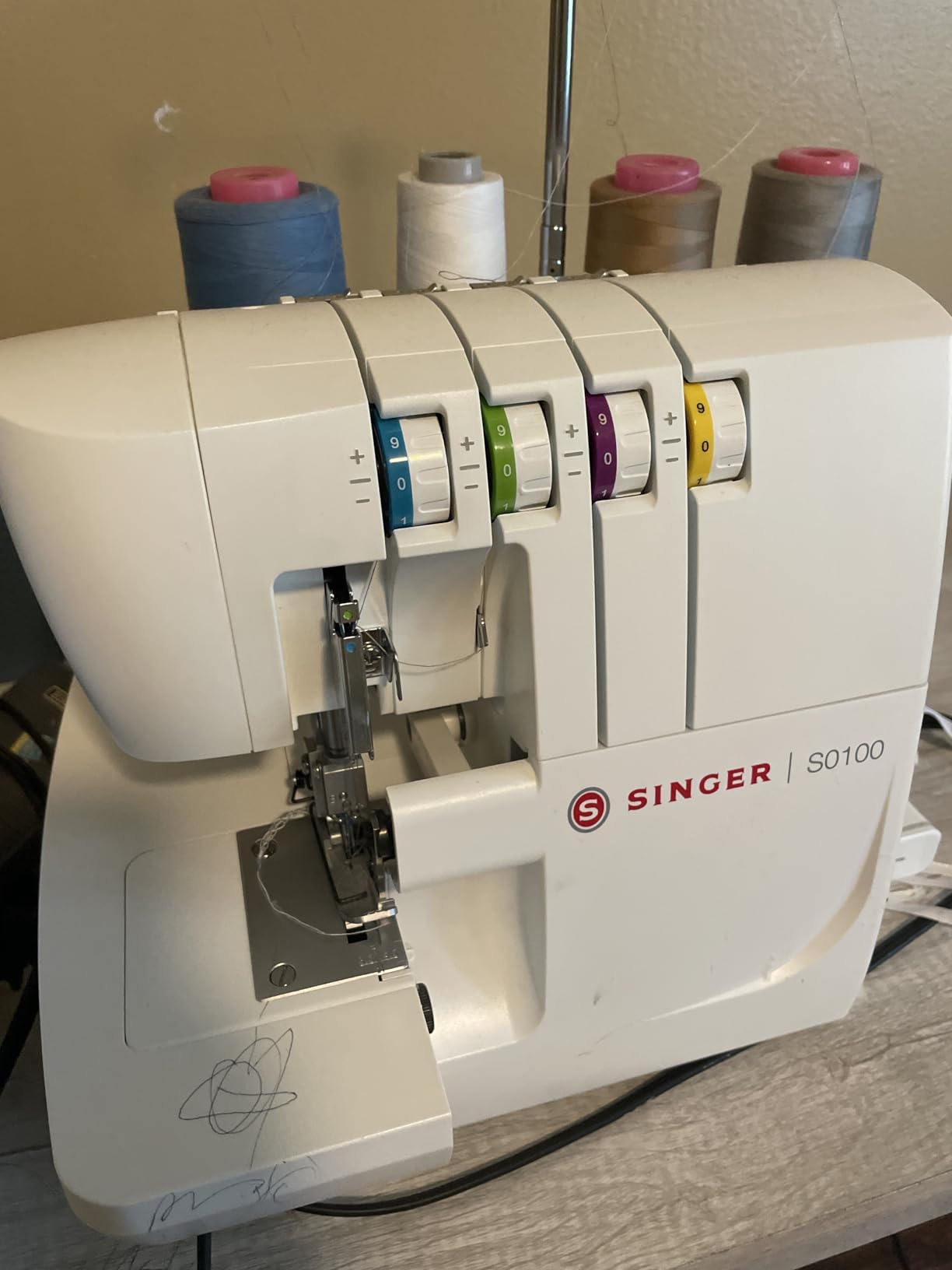 SINGER S0100 High Speed Serger Overlock Machine, 2-3-4 Thread Capability | Accessories, 6 built-in stitches, color coded threading, metal frame, adjustable tension, 1300 stitches/min, differential feed customer photo 2