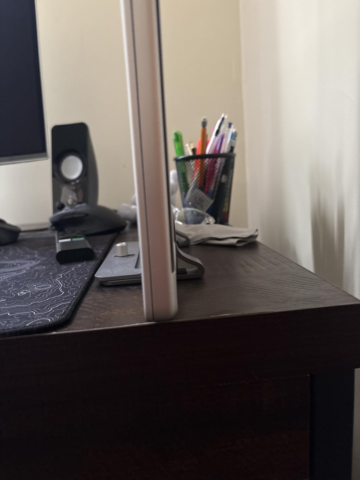 UGREEN Vertical Laptop Stand Holder for Desk Compatible with MacBook Pro, MacBook Air Stand Vertical Aluminum Adjustable for Up to 17.3 Inch Gaming Laptop, Gray customer photo 2