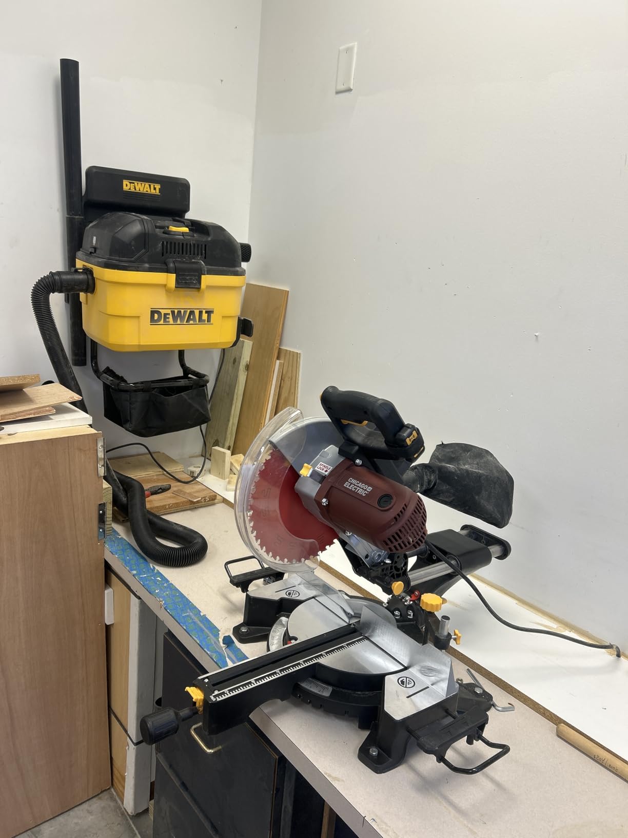 DEWALT Portable 6 Gallon 5 Horsepower Wall-Mounted Garage Wet Dry Vacuum Cleaner DXV06G customer photo 2