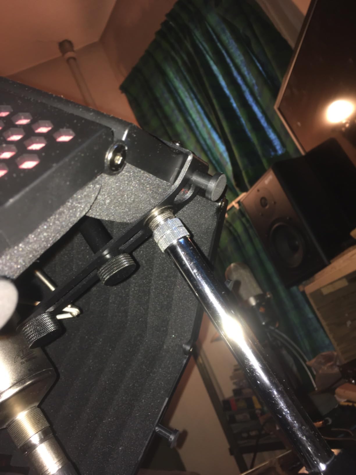 XTUGA Recording Microphone Isolation Shield, High Density Absorbent Foam 5 Panels to Filter Vocal, Top Enclosed Foldable Soundproof Cover for Condenser Studio Equipment MIS02 customer photo 2