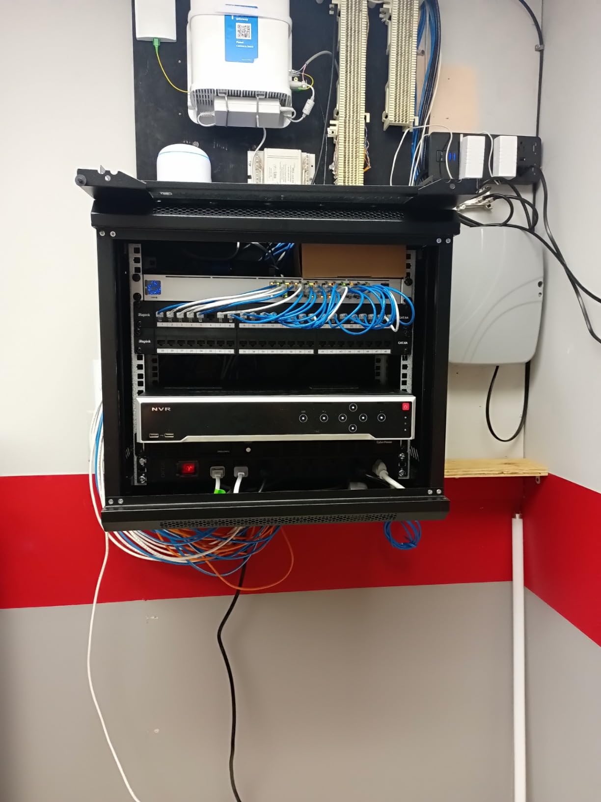 Rapink Patch Panel 24 Port Cat6 with Inline Keystone 10G Support, Pass-Thru Coupler Patch Panel UTP 19-Inch with Removable Back Bar, 1U Network Panel for Cat6, Cat5e, Cat5 Cabling customer photo 2