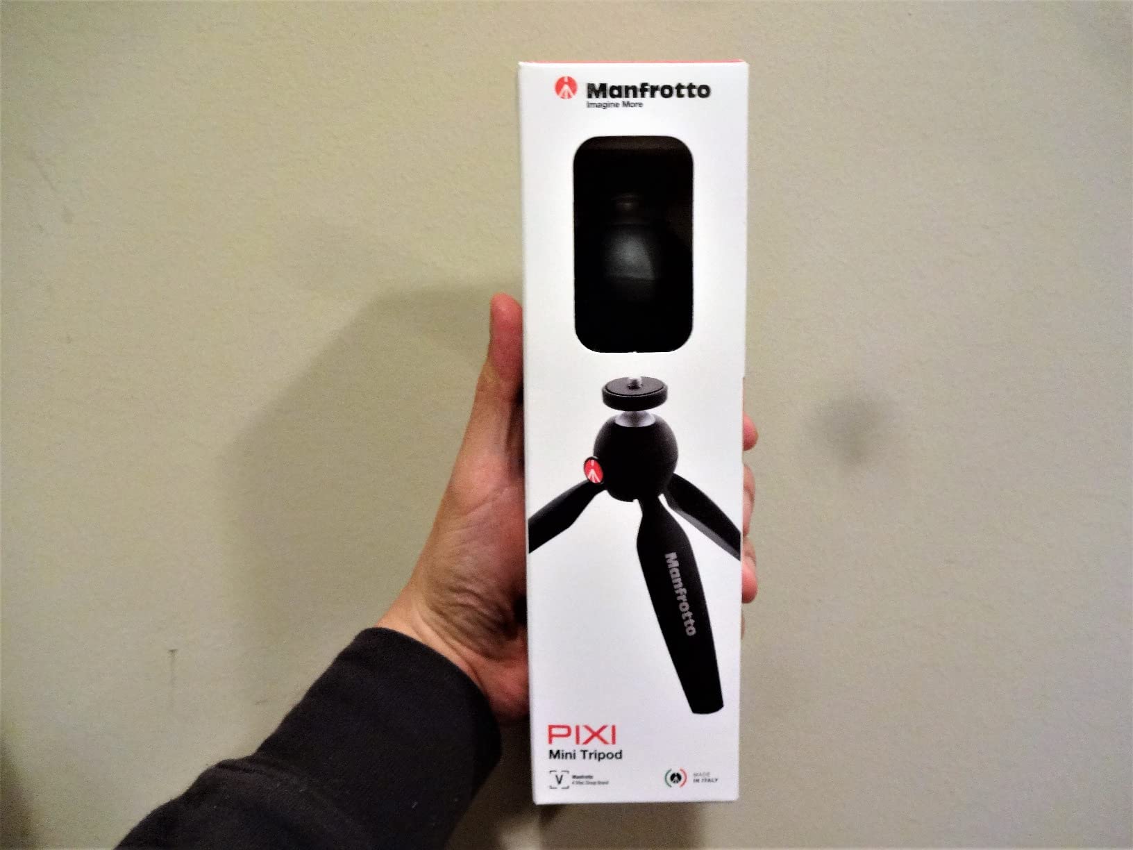 Manfrotto MTPIXIMII-B, PIXI Mini Tripod with Handgrip for Compact System Cameras, for DSLR, Mirrorless, Video, Made in Italy, Technopolymer and Aluminum, Black customer photo 1