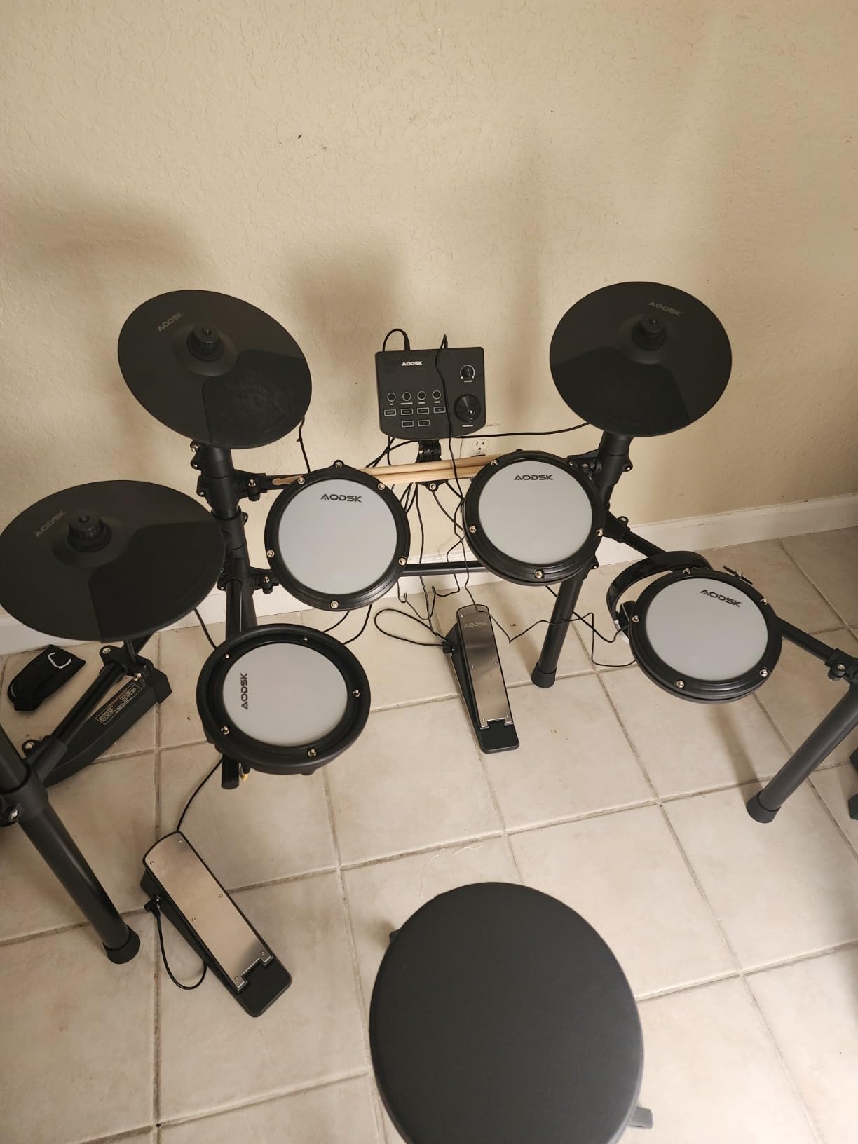 AODSK Electric Drum Set with Quiet Mesh Pads, Electronic Drum for Beginner, USB MIDI, Throne, Headphones, Sticks, Included 15 Kits and 195 Sounds (AED-403-Teenagers Beginners) customer photo 1
