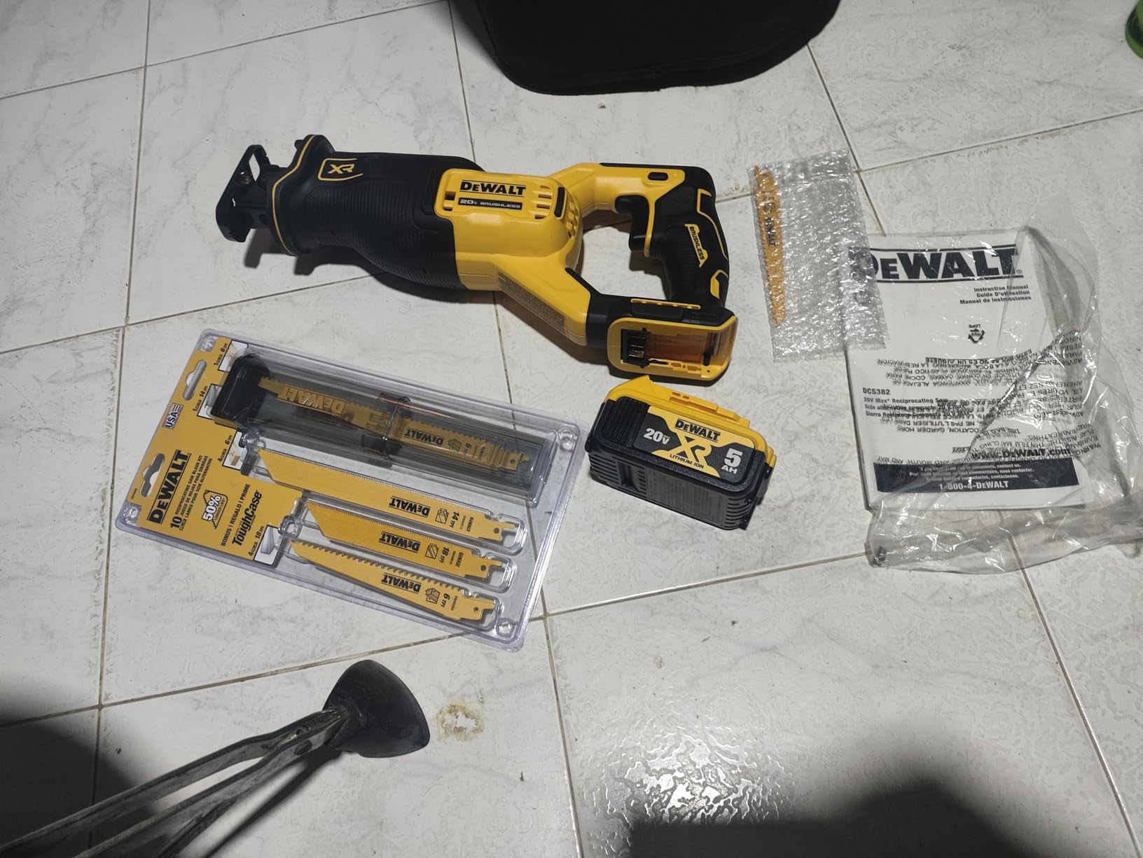 DEWALT 20V MAX* Reciprocating Saw, Cordless, 2-Finger Variable Trigger, Keyless Blade Clamp, Tool Only (DCS382B) customer photo 1