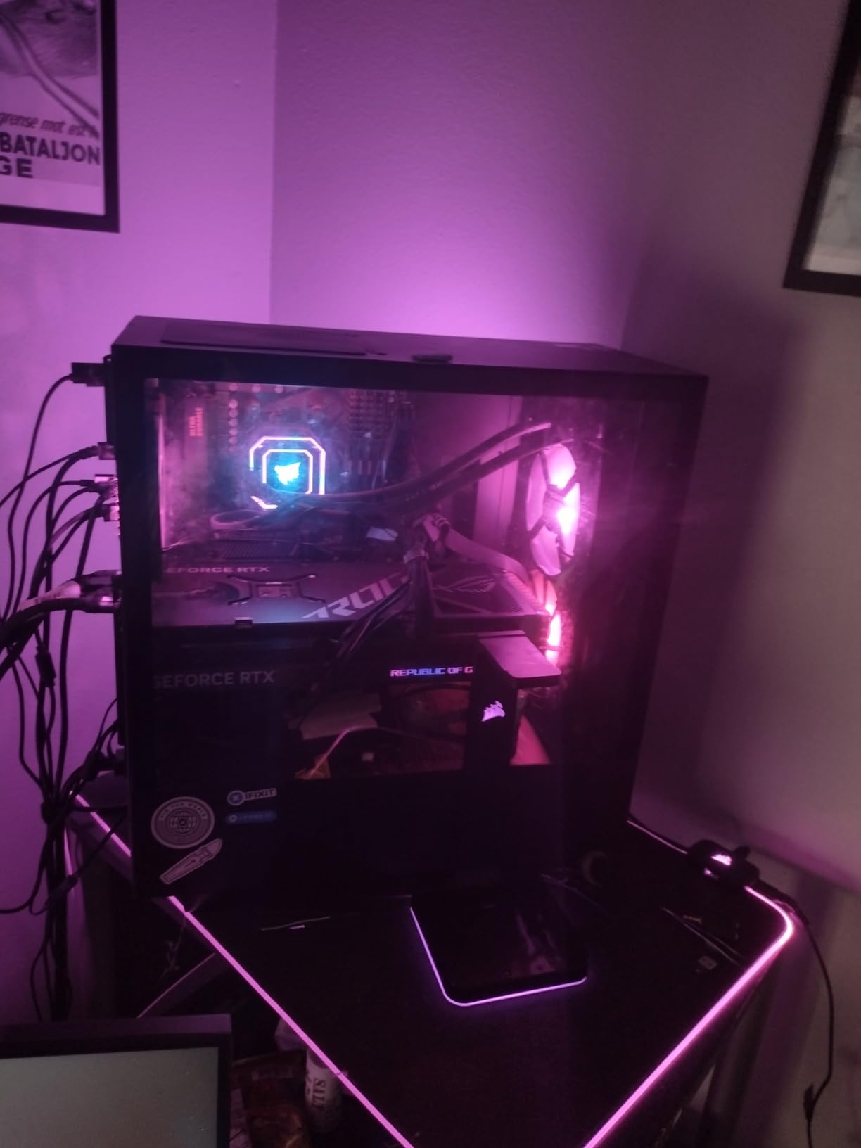 iCUE LC100 Case Accent Lighting Panels - Mini Triangle - 9X Tile Starter Kit (81 RGB LEDs with Light Diffusion, Simple Magnetic Attachment, iCUE Lighting Node PRO Included) customer photo 1