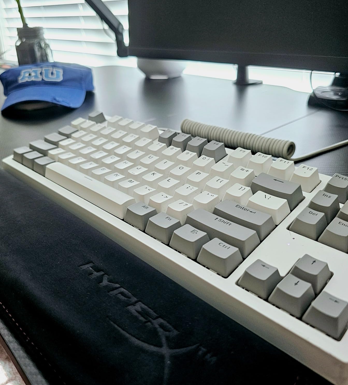 HyperX Wrist Rest - Tenkeyless - Cooling Gel - Memory Foam - Anti-Slip, Black customer photo 1
