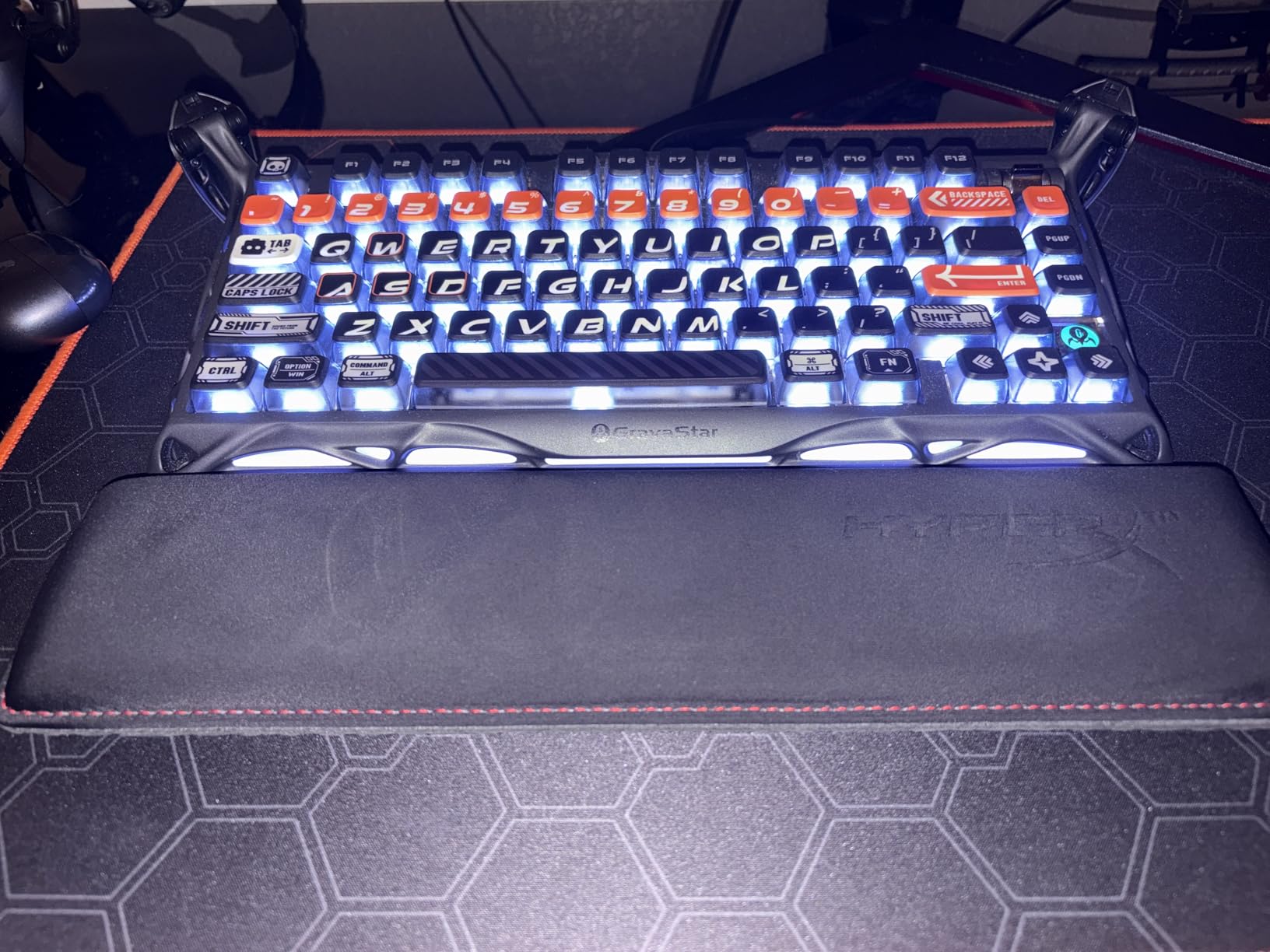 HyperX Wrist Rest - Tenkeyless - Cooling Gel - Memory Foam - Anti-Slip, Black customer photo 2