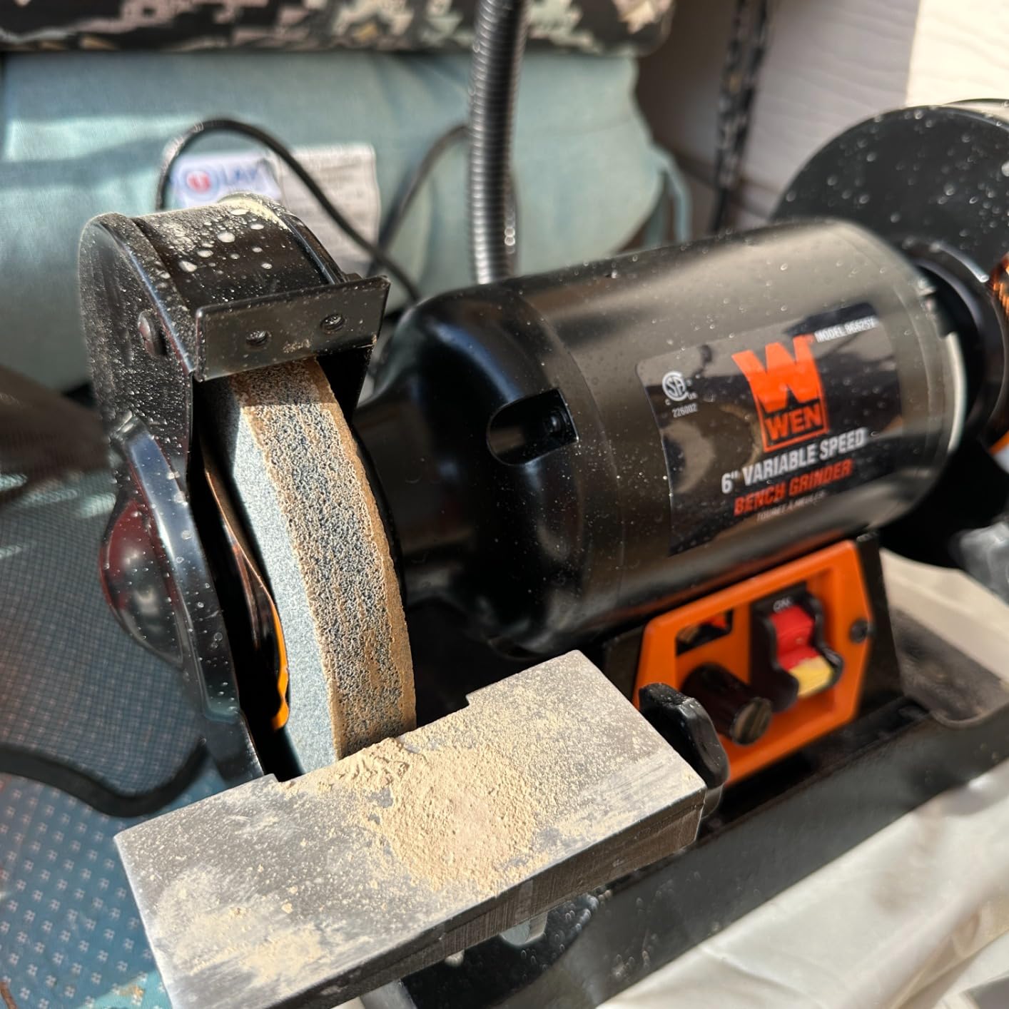 WEN BG625V 2.5-Amp 6-Inch Variable Speed Bench Grinder with Flexible Work Light customer photo 2