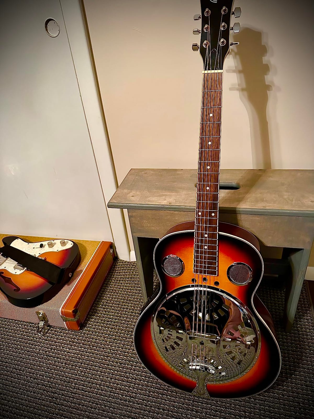 Pyle Resophonic Resonator Acoustic Electric Guitar - 6 String Round Neck Sunburst Mahogany Traditional Resonator w/Built-in Pre Amplifier, Case Bag, Strap, Steel Strings, Tuner, Picks customer photo 1