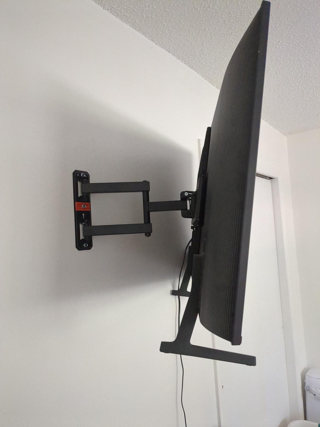 USX MOUNT Full Motion TV Wall Mount for 42-82 Inch TVs up to 120lbs, Wall Mount TV Bracket with Articulating Swivel Tilt Extension Leveling, Max VESA 600x400mm Fits 12/16
