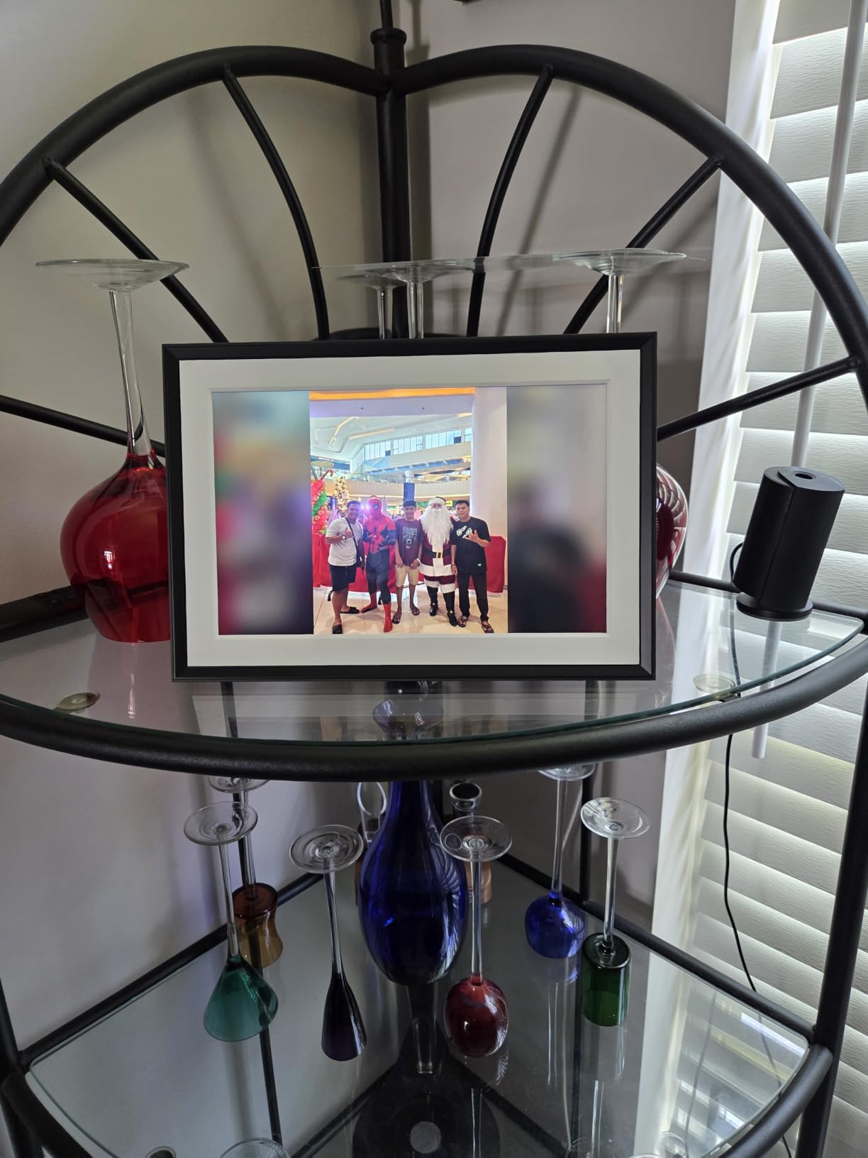 Aura HD Digital Picture Frame | Carver Mat: The Best Frame for Gifting (Gravel Mat, 10