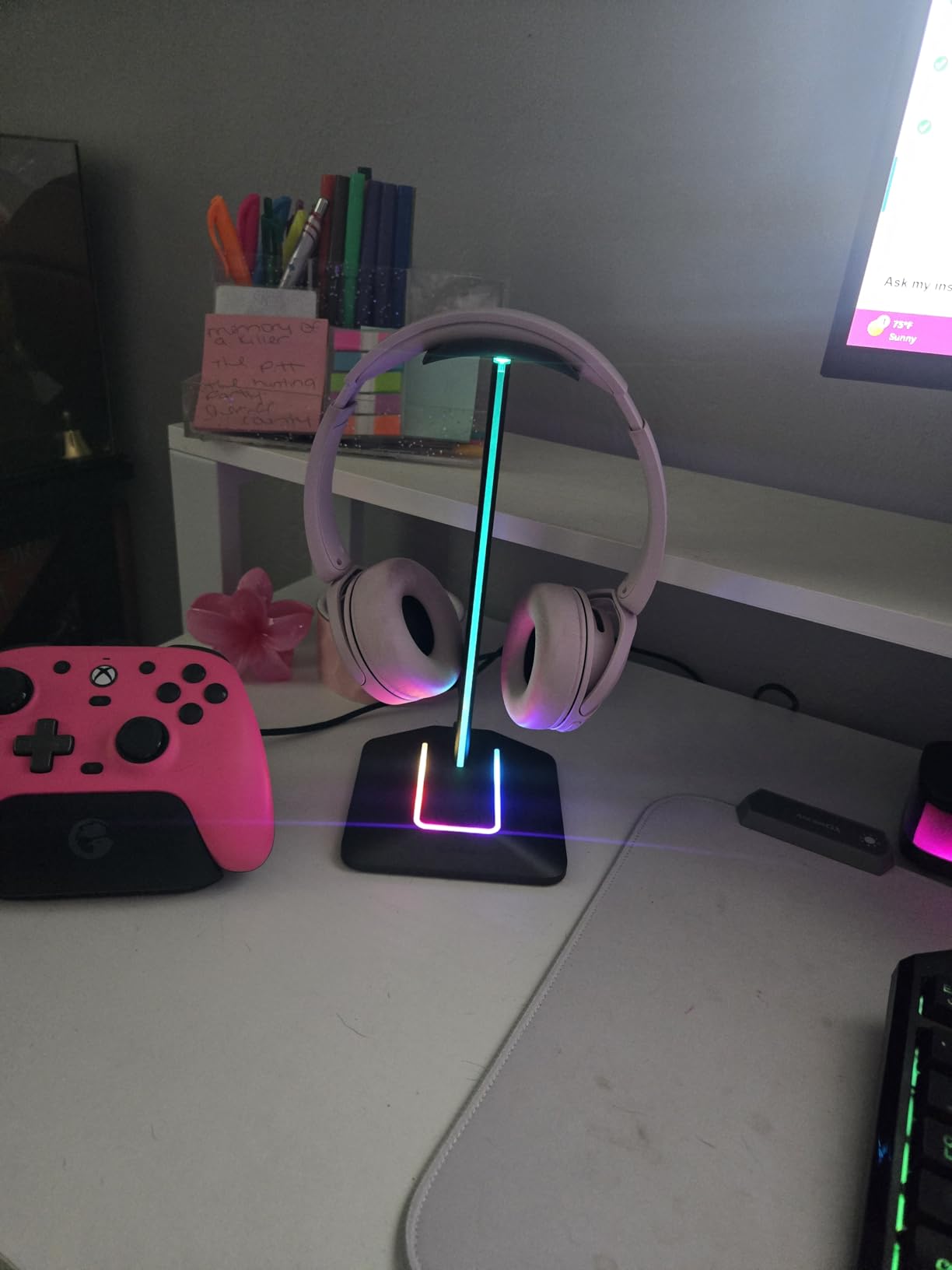 New Bee Headphone Stand with RGB Lighting, Sturdy Aluminum Gaming Headset Holder with USB-C & USB Charging Ports, Stable Desktop Earphone Stand for All Headphones Size, Black customer photo 1