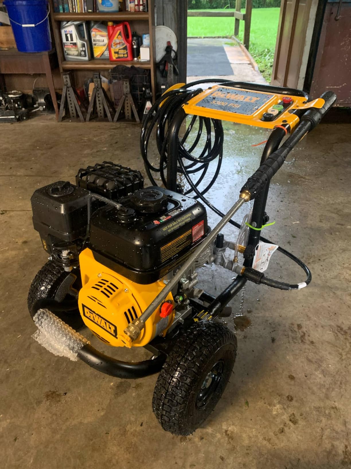 DeWalt 3300 PSI Gas Pressure Washer, 2.4 GPM, Residential Model DXPW3300-S, AAA Axial Cam Pump, 25' Hose, 5 Nozzles, Ergonomic Spray Gun, 49-State Compliant customer photo 2