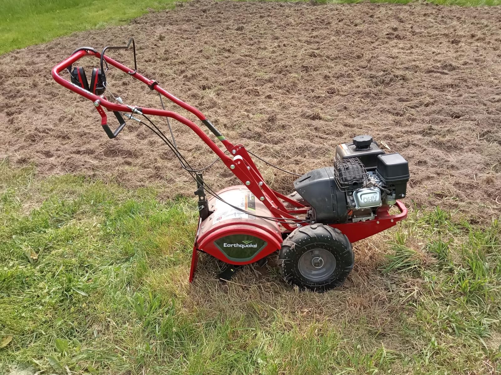EARTHQUAKE Victory Rear Tine Tiller, Powerful 209cc 4-Cycle Viper Engine, Rugged Bronze Gear Transmission, Counter-Rotating Tines, Instant Reverse, Pneumatic Wheels, Model: 39381, Red/Black customer photo 2