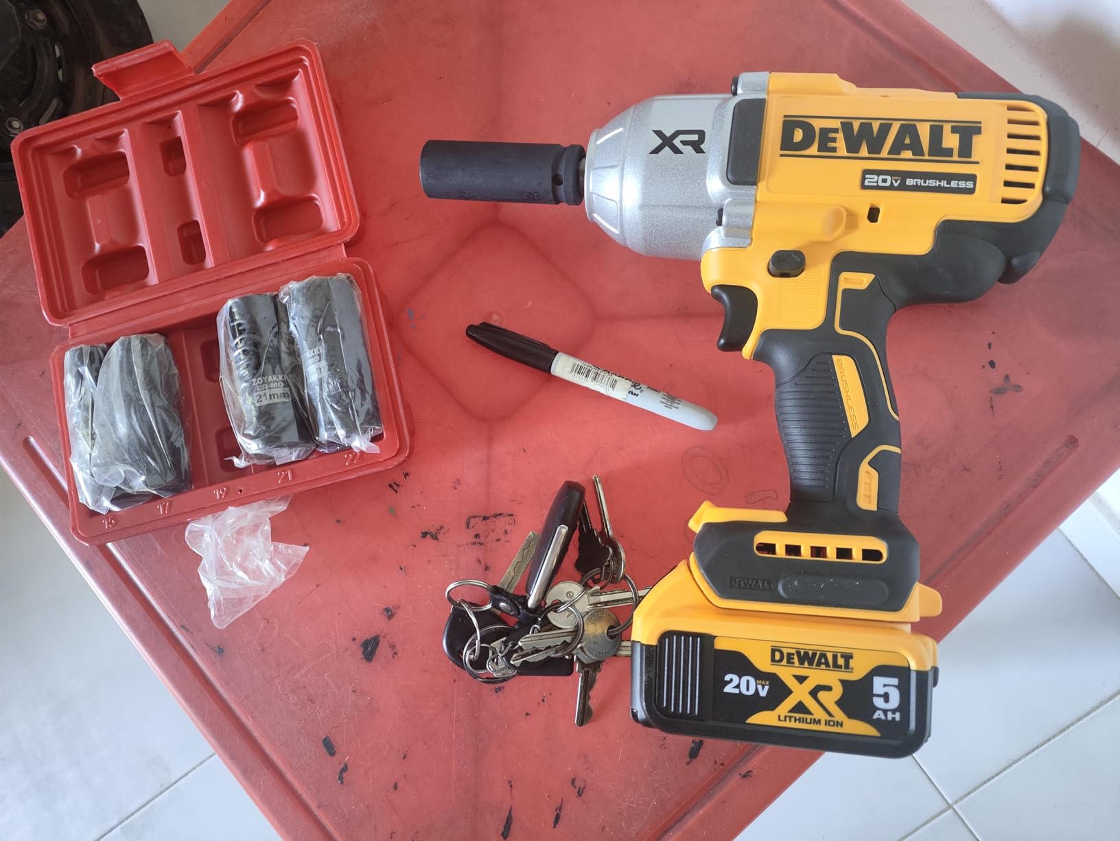 DEWALT 20V MAX Cordless Impact Wrench, 1/2 Impact Gun, 4-Speed High Torque with Hog Ring Anvil and LED Light, Brushless Motor, Precision Wrench, Tool Only (DCF900B) customer photo 1