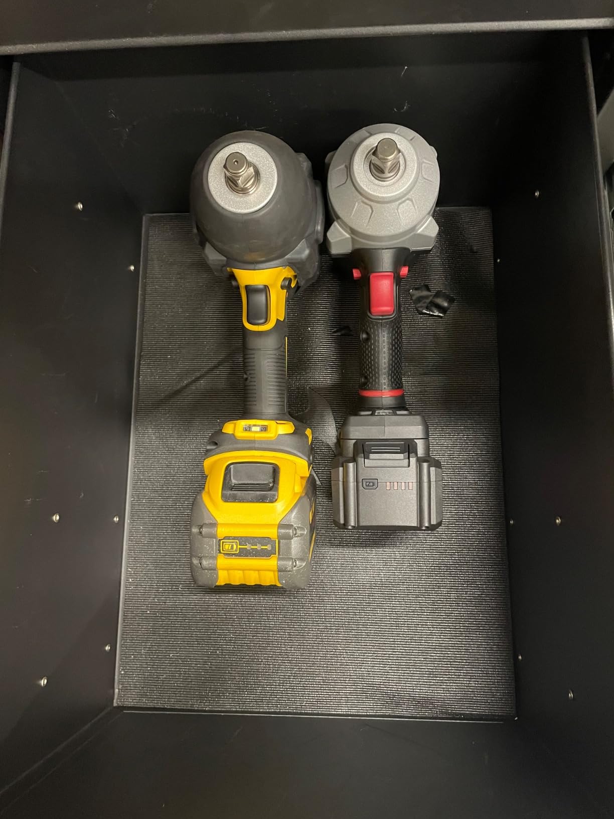DEWALT 20V MAX Cordless Impact Wrench, 1/2 Impact Gun, 4-Speed High Torque with Hog Ring Anvil and LED Light, Brushless Motor, Precision Wrench, Tool Only (DCF900B) customer photo 2