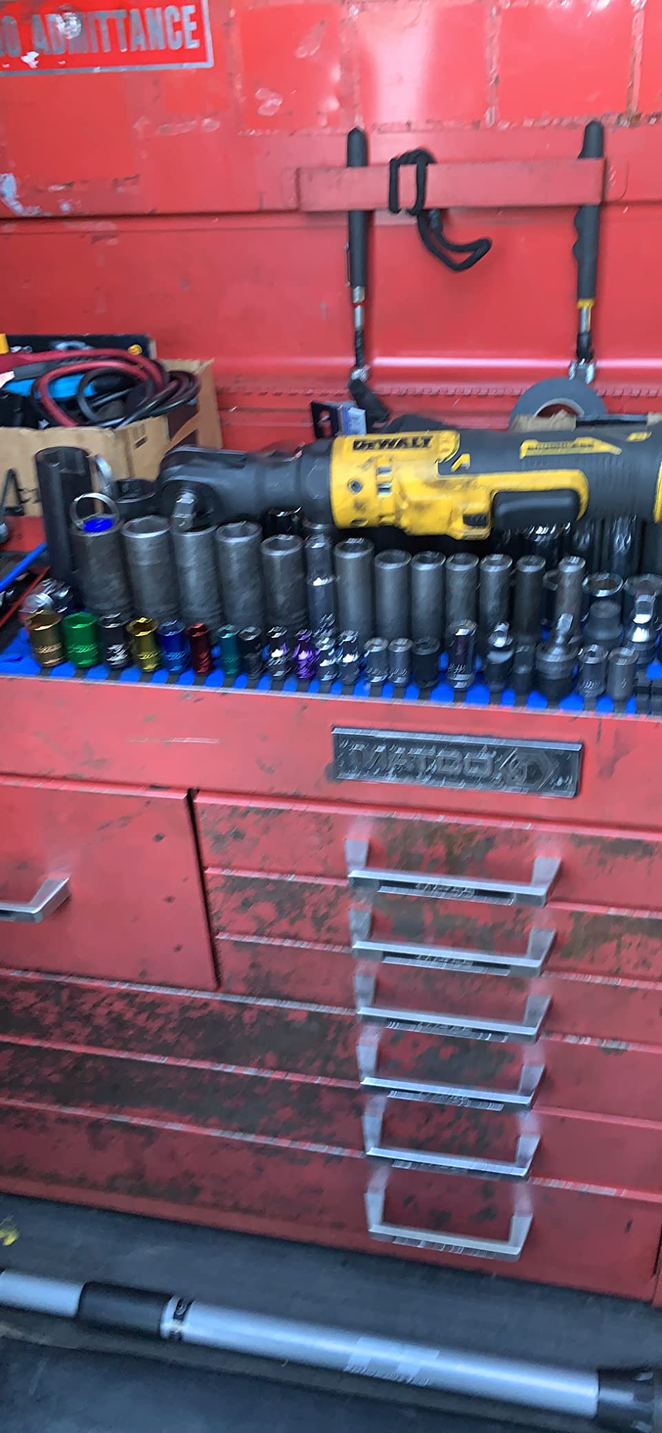 DEWALT ATOMIC 20V MAX Cordless Ratchet, Brushless, 3/8 in., Tool Only (DCF513B) customer photo 1
