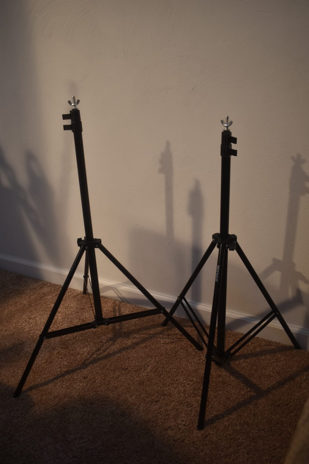 8.5x10ft Adjustable Backdrop Stand Kit, Photography Background Support System with 4 Crossbars, 6 Spring Clamps, 6 Backdrop Clips, 2 Sandbags, and Carrying Bag customer photo 1