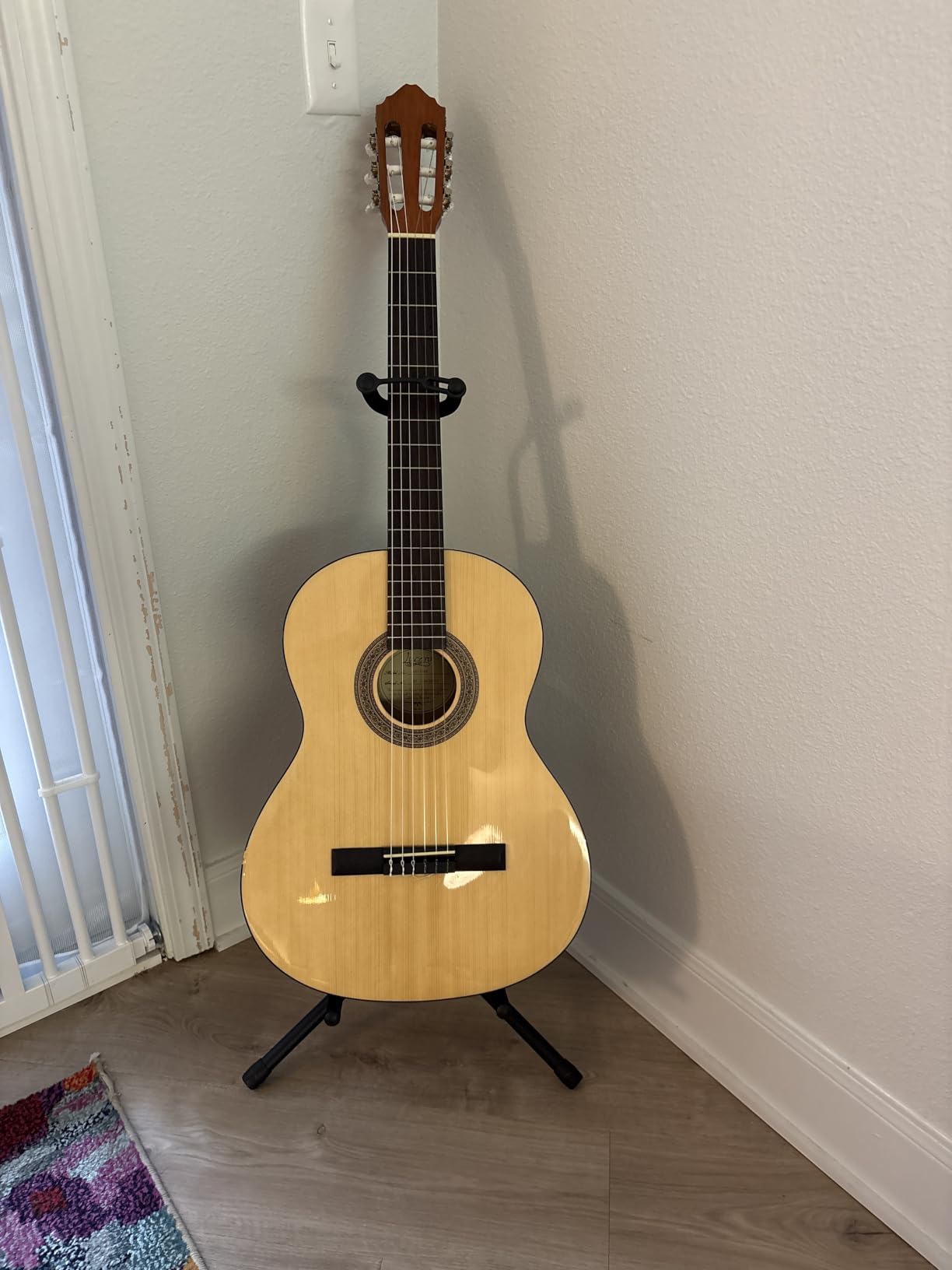 Amazon Basics Height Adjustable Foldable Guitar Stand with Secure Support, Padded Non-Slip Floor Stand for Acoustic, Electric, Bass and Banjos, Portable Display Stand, Black customer photo 1