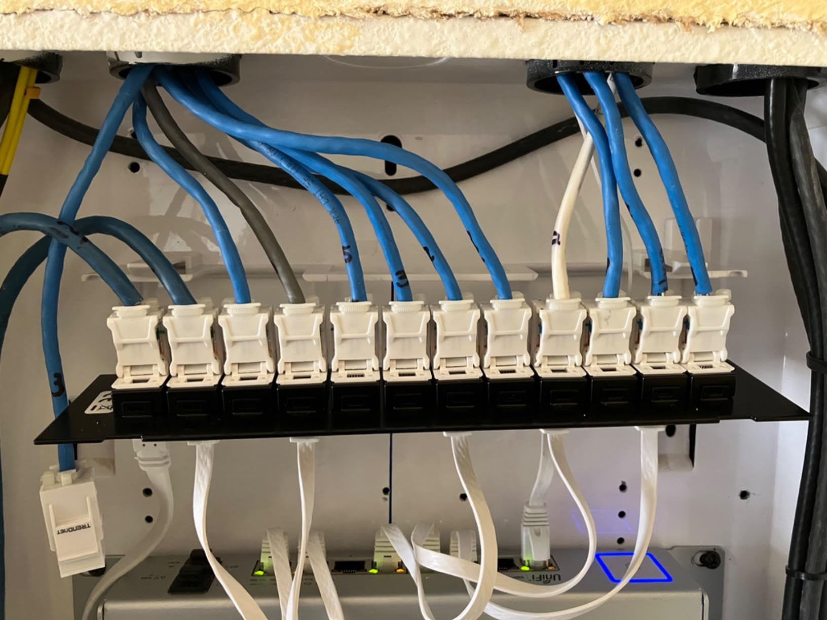 iwillink Blank 12-Port Keystone Patch Panel with 89D Wall Mount Bracket | Cat6 RJ45 Patch Panel, Versatile Vertical/Horizontal Installation, Includes 6 Blank Keystone Inserts for Custom Configurations customer photo 1
