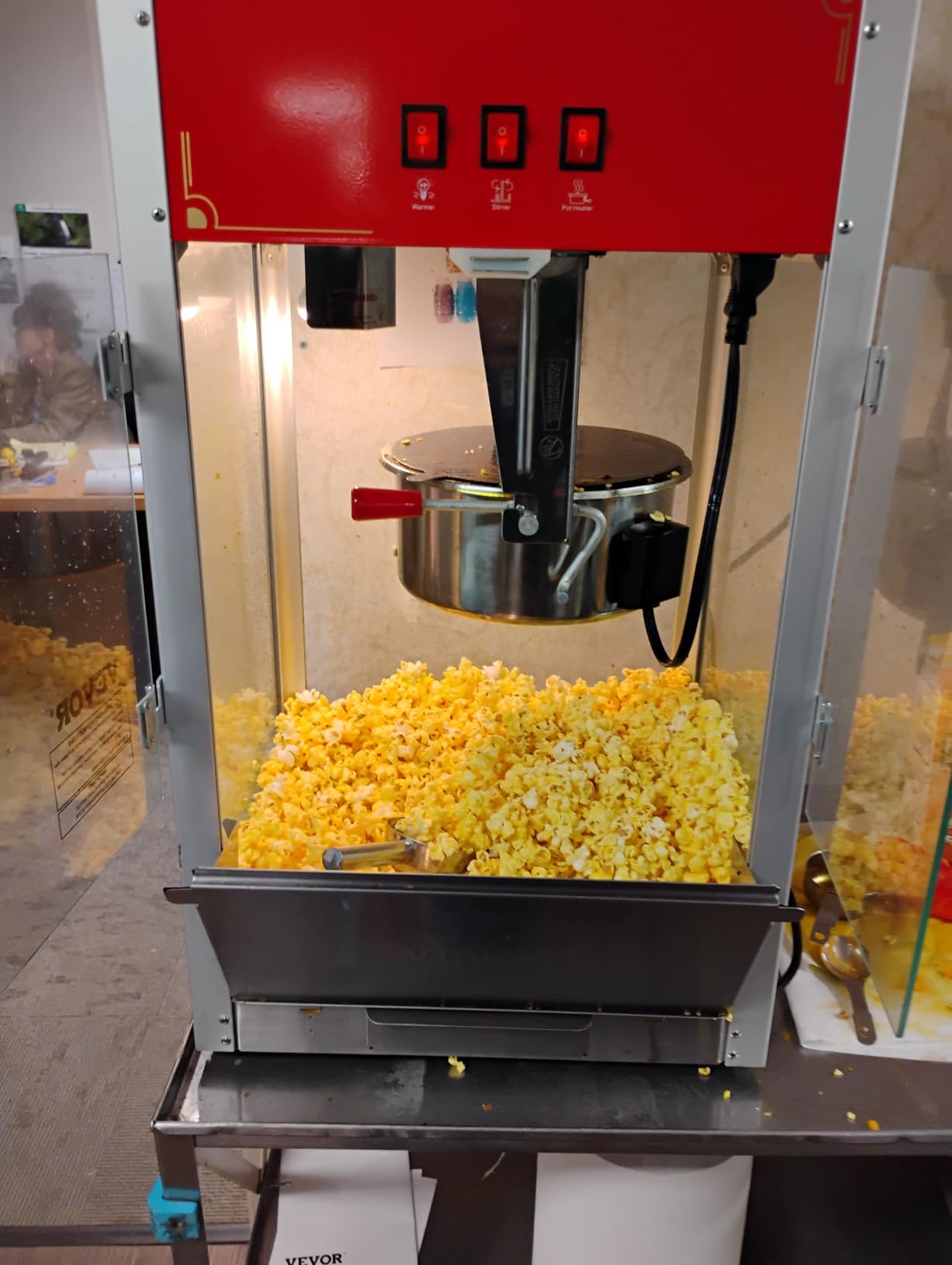 VEVOR Commercial Popcorn Machine, 12 Oz Kettle, 1440 W Countertop Popcorn Maker for 80 Cups per Batch, Theater Style Popper with 3-Switch Control Steel Frame Tempered Glass Doors 1 Scoop 2 Spoons, Red customer photo 2