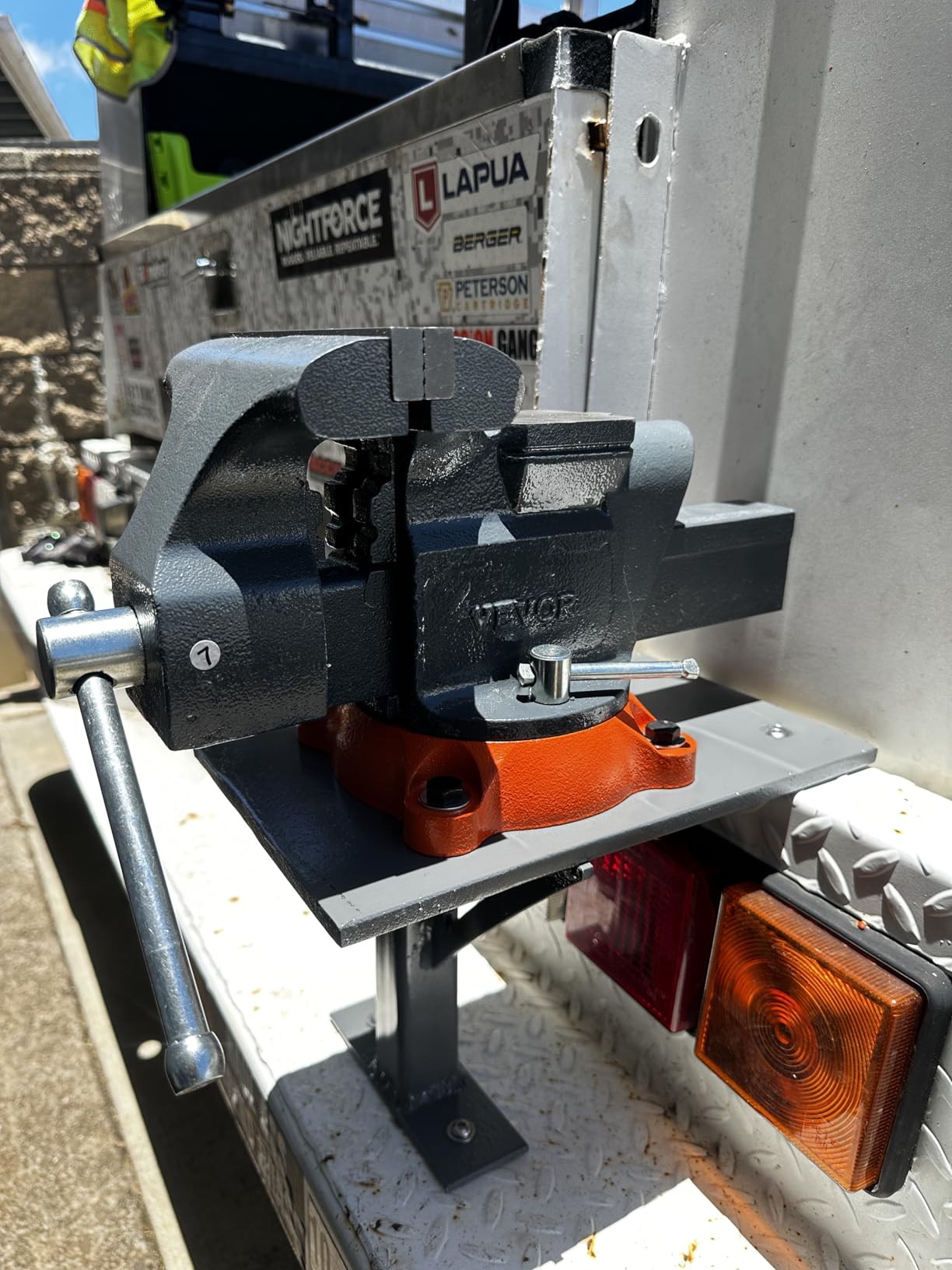 VEVOR Bench Vise, 6-inch Jaw Width 5.9-inch Jaw Opening, 360-Degree Swivel Locking Base Multipurpose Vise w/Anvil, Heavy Duty Ductile Iron Workbench Vise w/Bolts & Nuts, for Drilling, Pipe Cutting customer photo 2