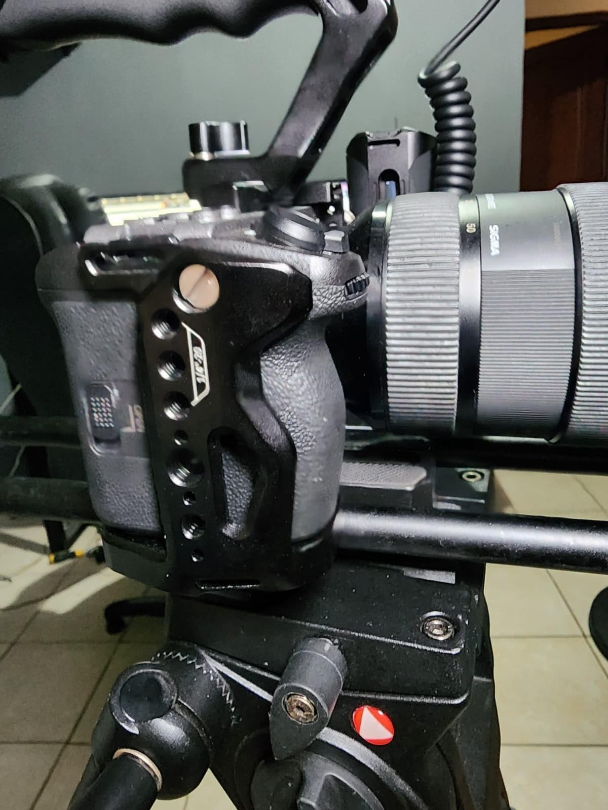 NEEWER Cage Camera Cage with HDMI Cable Clamp, NATO Rail, 3/8 Inch ARRI Positioning Holes, 1/4 Inch Thread Compatible with Sony FX3 FX30 Original XLR Handle customer photo 2