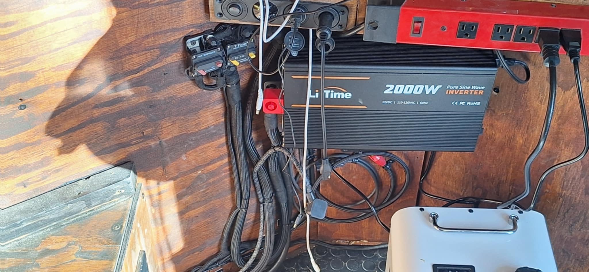 LiTime 2000W Pure Sine Wave Power Inverter, 12V DC to 120V AC for Off-Grid | 4000W Surge Power, LCD Remote Control with 4 AC Outlets, USB & Type-C Ports for RV, Home, Camping, Off-Grid & Solar Systems customer photo 1