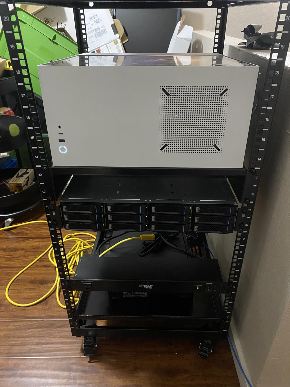 VEVOR 12U Open Frame Server Rack, 23-40 in Adjustable Depth, Free Standing or Wall Mount Network Server Rack, 4 Post AV Rack with Casters, Holds All Your Networking IT Equipment AV Gear Router Modem customer photo 2