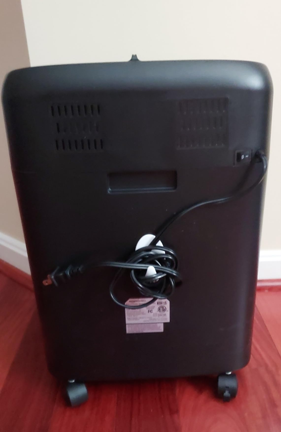 Amazon Basics High Security Micro Cut Paper Shredder, 8 Sheet Capacity, CD and Credit Card Shredder with Pull Out Bin, Black customer photo 1