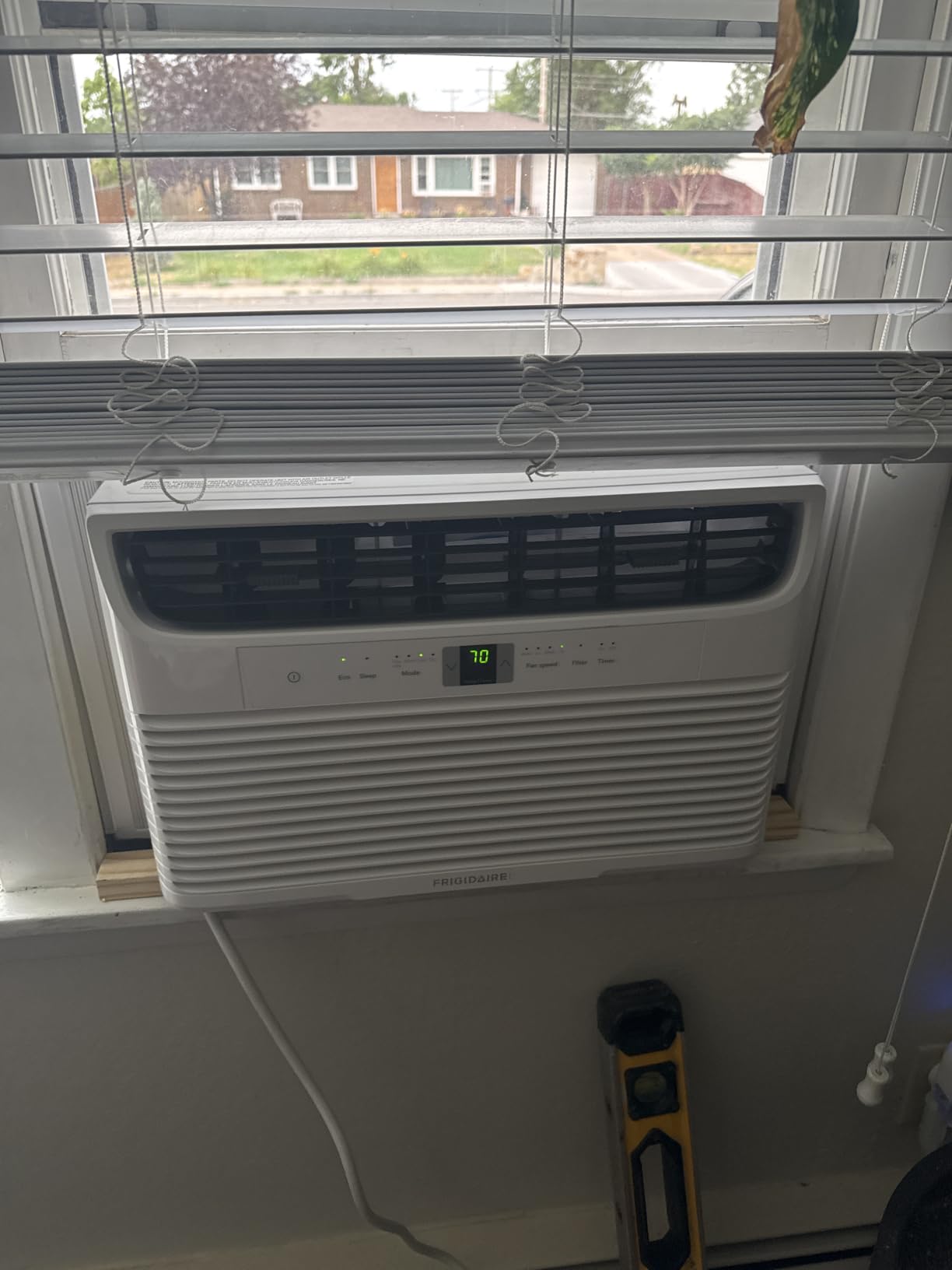 Frigidaire 8,000 BTU Window Air Conditioner with Remote Control, Cools Up to 350 Sq. Ft., Quiet Operation, Eco Mode, 3 Fan Speeds, Auto Restart, White customer photo 1