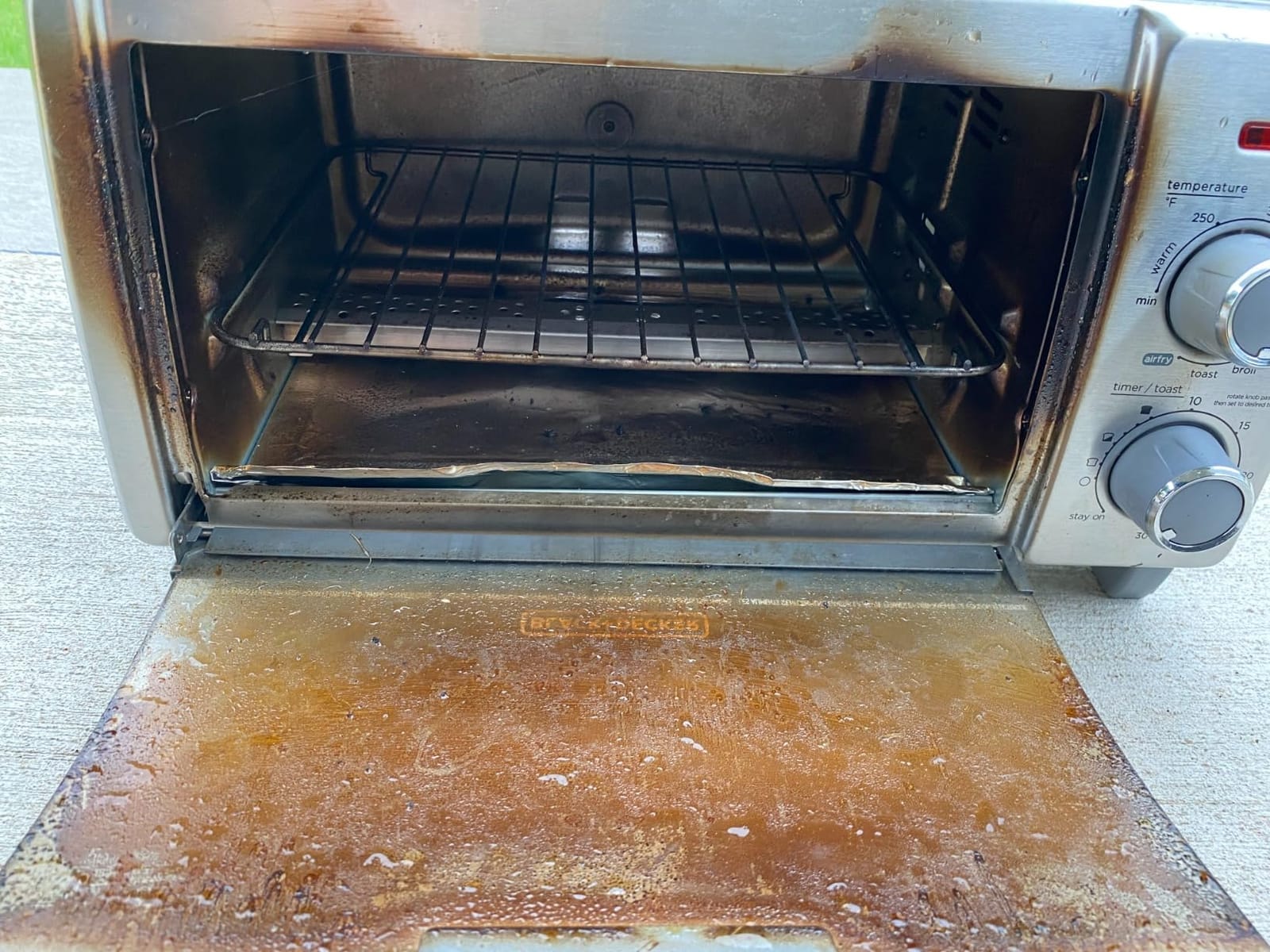 BLACK+DECKER 4-Slice Air Fry Toaster Oven, 5-in-1 Countertop Oven | Air fry, bake, broil, toast and keep warm with EvenToast technology and room for a 9-inch pizza. customer photo 1