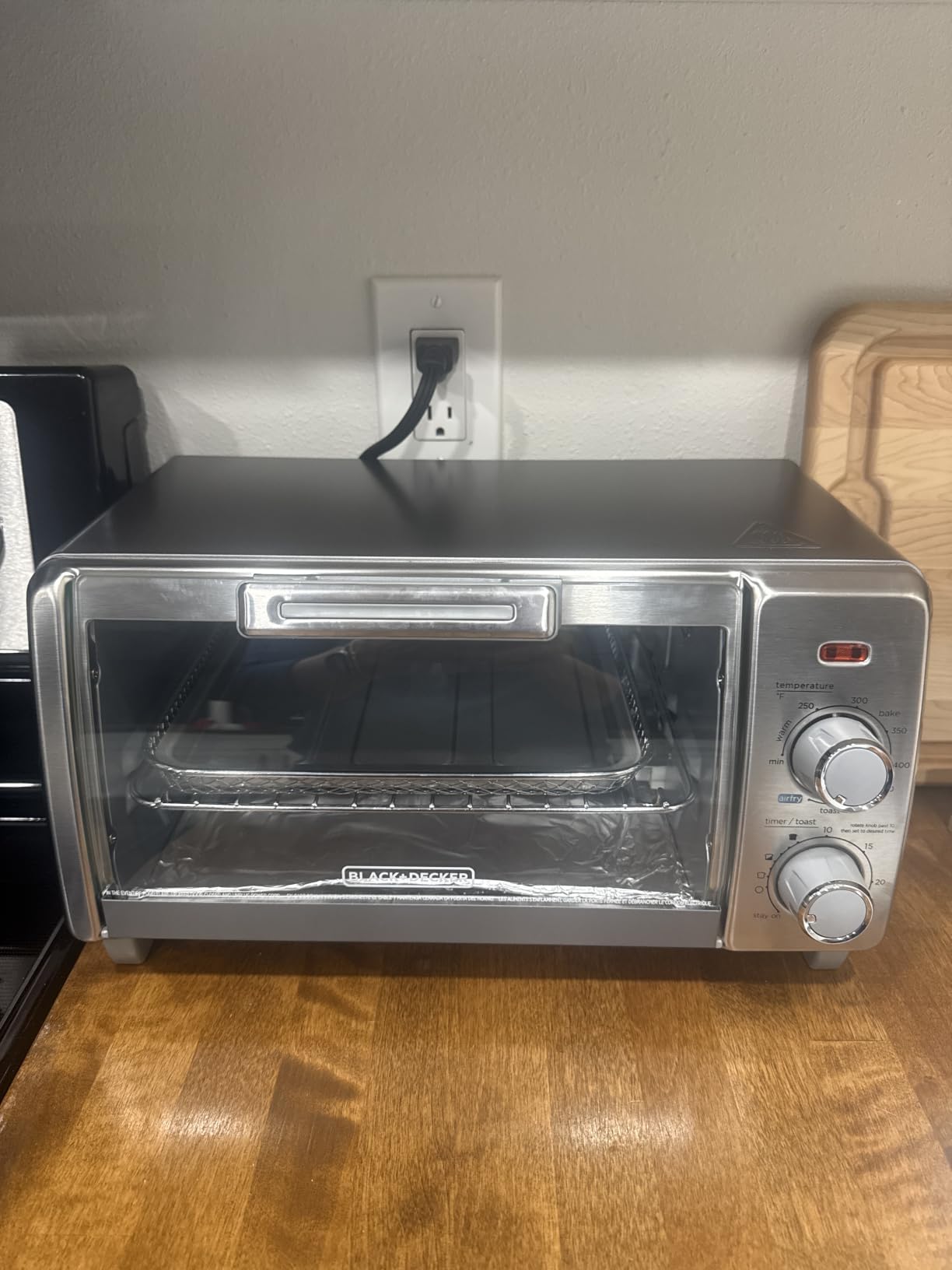BLACK+DECKER 4-Slice Air Fry Toaster Oven, 5-in-1 Countertop Oven | Air fry, bake, broil, toast and keep warm with EvenToast technology and room for a 9-inch pizza. customer photo 2