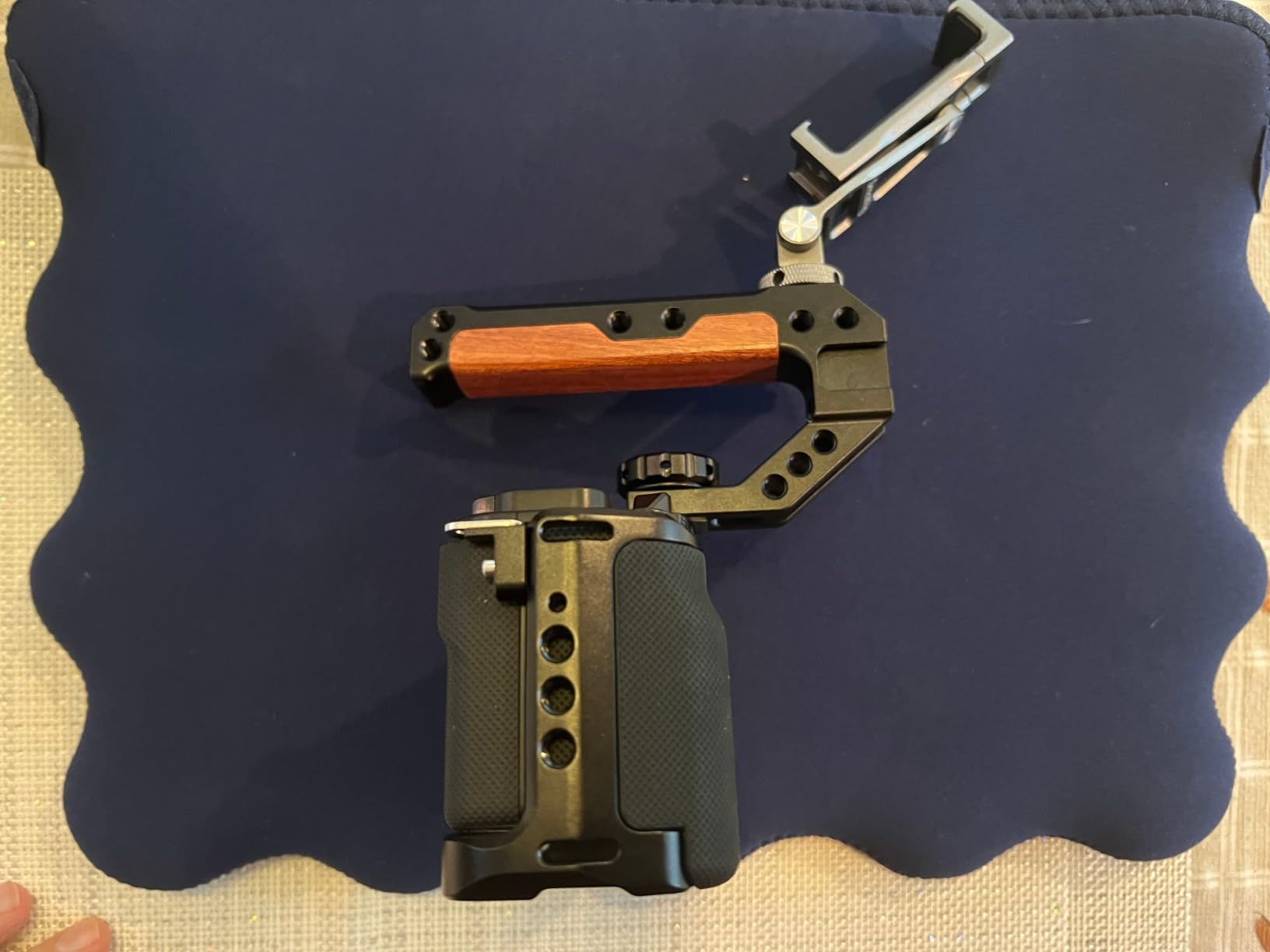 NEEWER ZV-E10 Camera Cage with Silicone Grip, 1/4