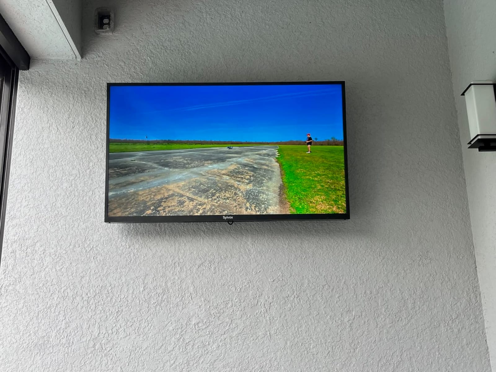 SYLVOX Smart Outdoor TV, 55 inch Outdoor Television Upgraded Google TV, 4K Weatherproof Outside TV, IP56 Waterproof, Google Assistant, Chromecast, 1000 nit Brightness for Partial Sun (Deck Pro 3.0) customer photo 2